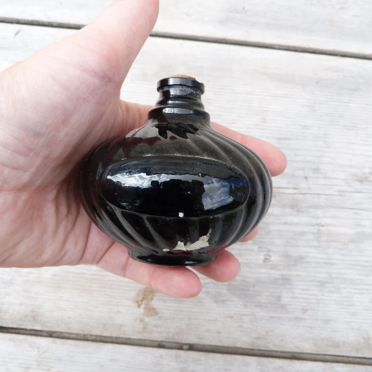 Ink bottle 1900 in black glass