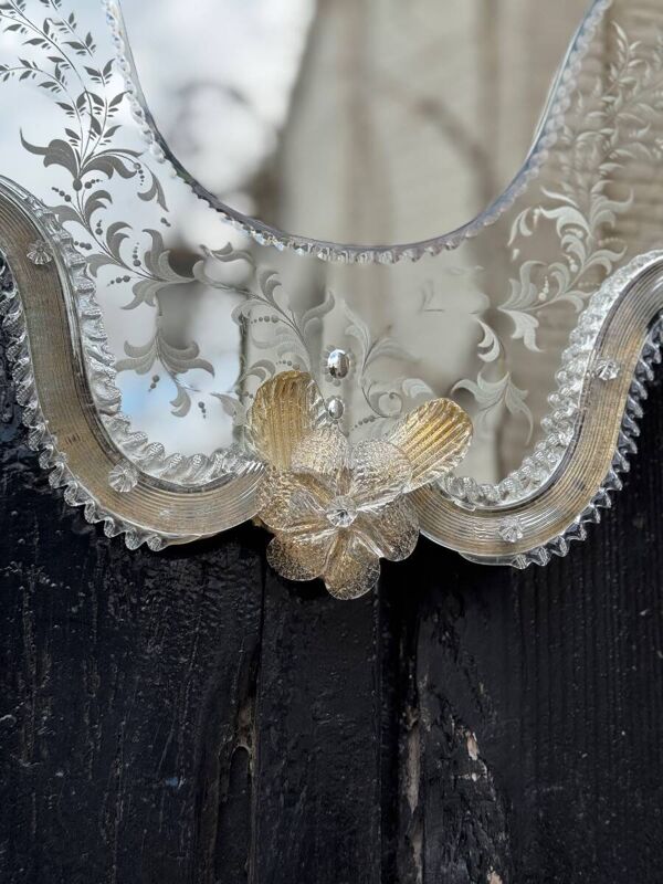 Miroir vénitien en verre de Murano doré à l’or fin, miroir gravé, vers 1950