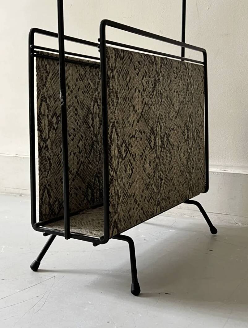 Porte revue design 1970 en métal noir et cuir python