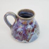 Pichet en céramique à émail violet bleu signé