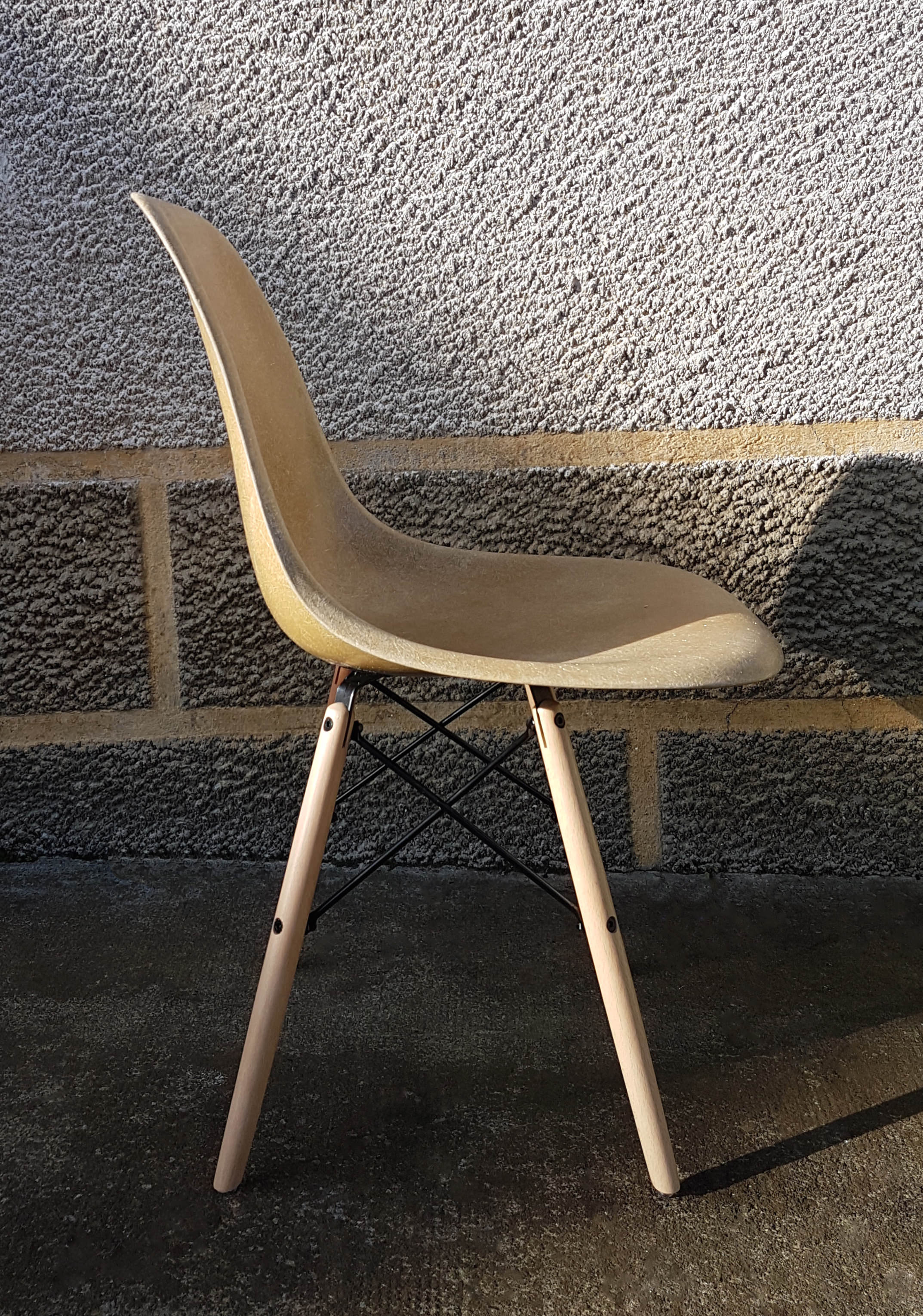Chaise DSW ochre light par Charles et Ray Eames pour Herman Miller