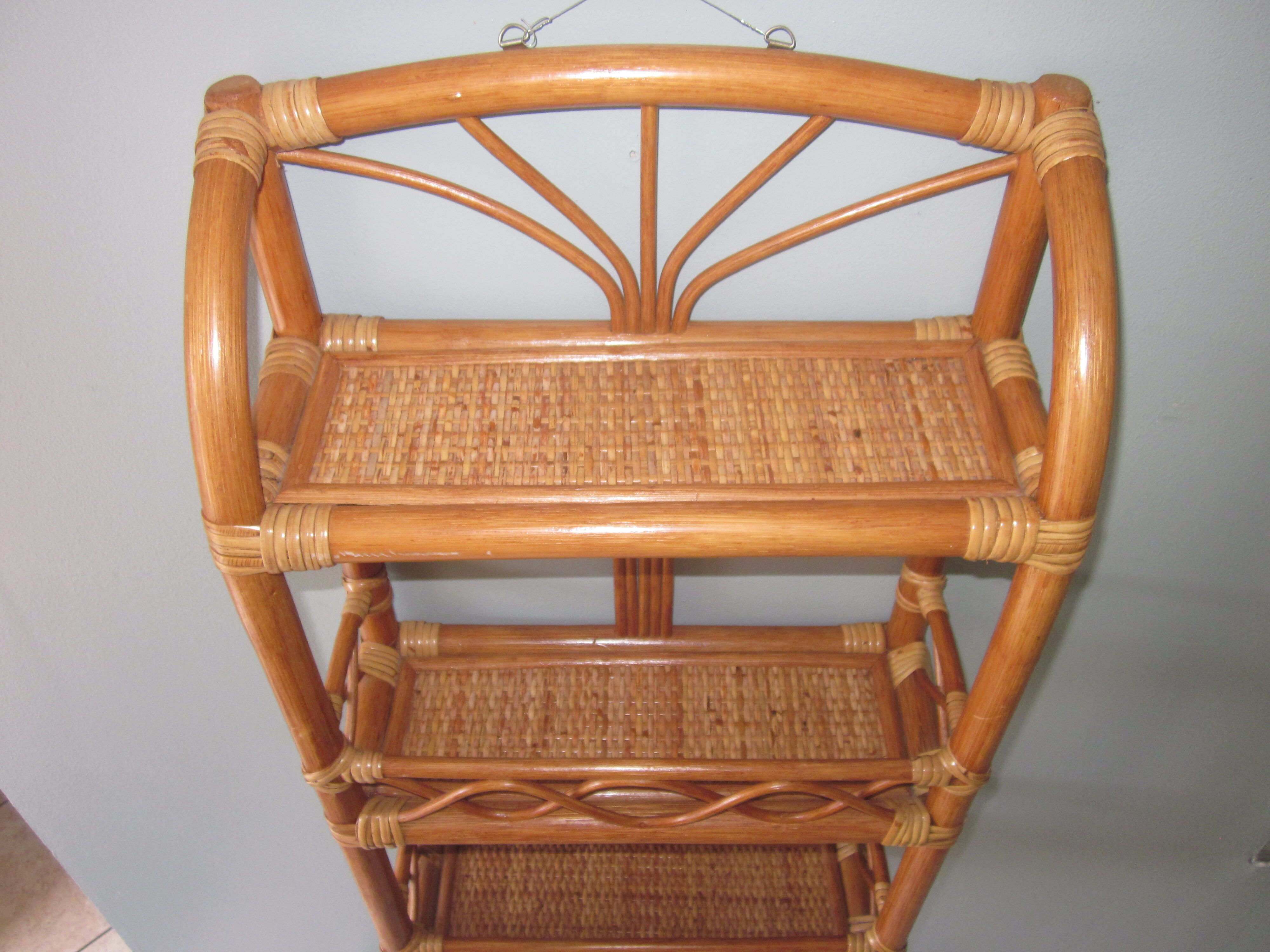 Etagere murale en rotin