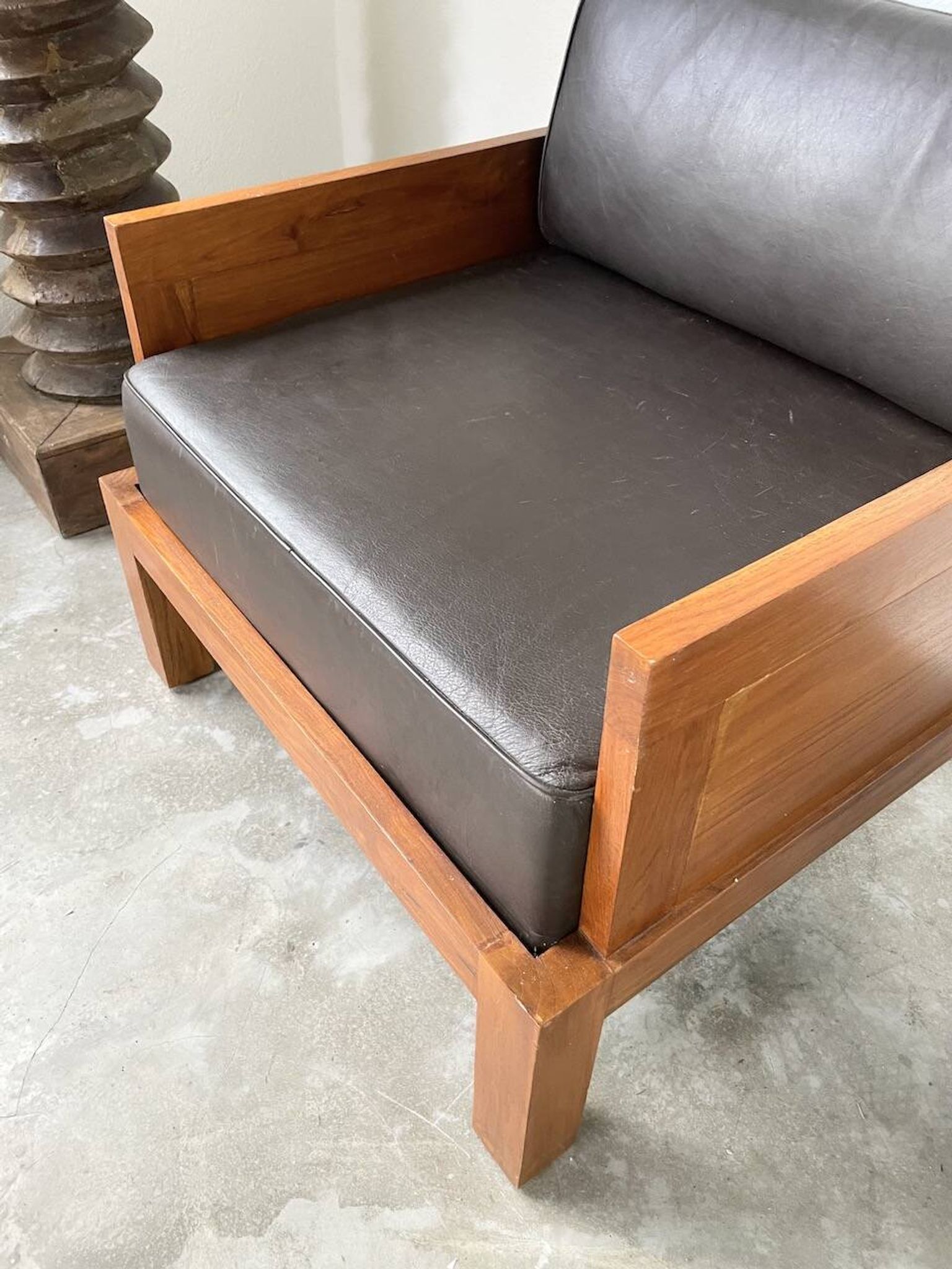 Fauteuil moderniste bois exotique et cuir