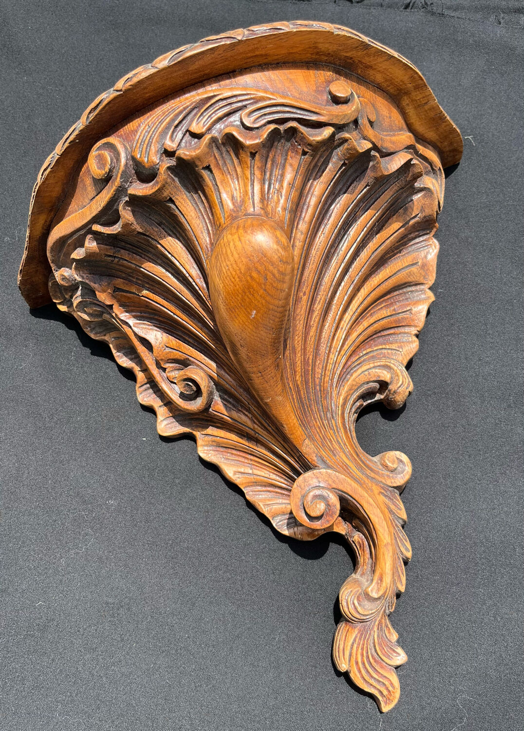 Étagère murale baroque signée