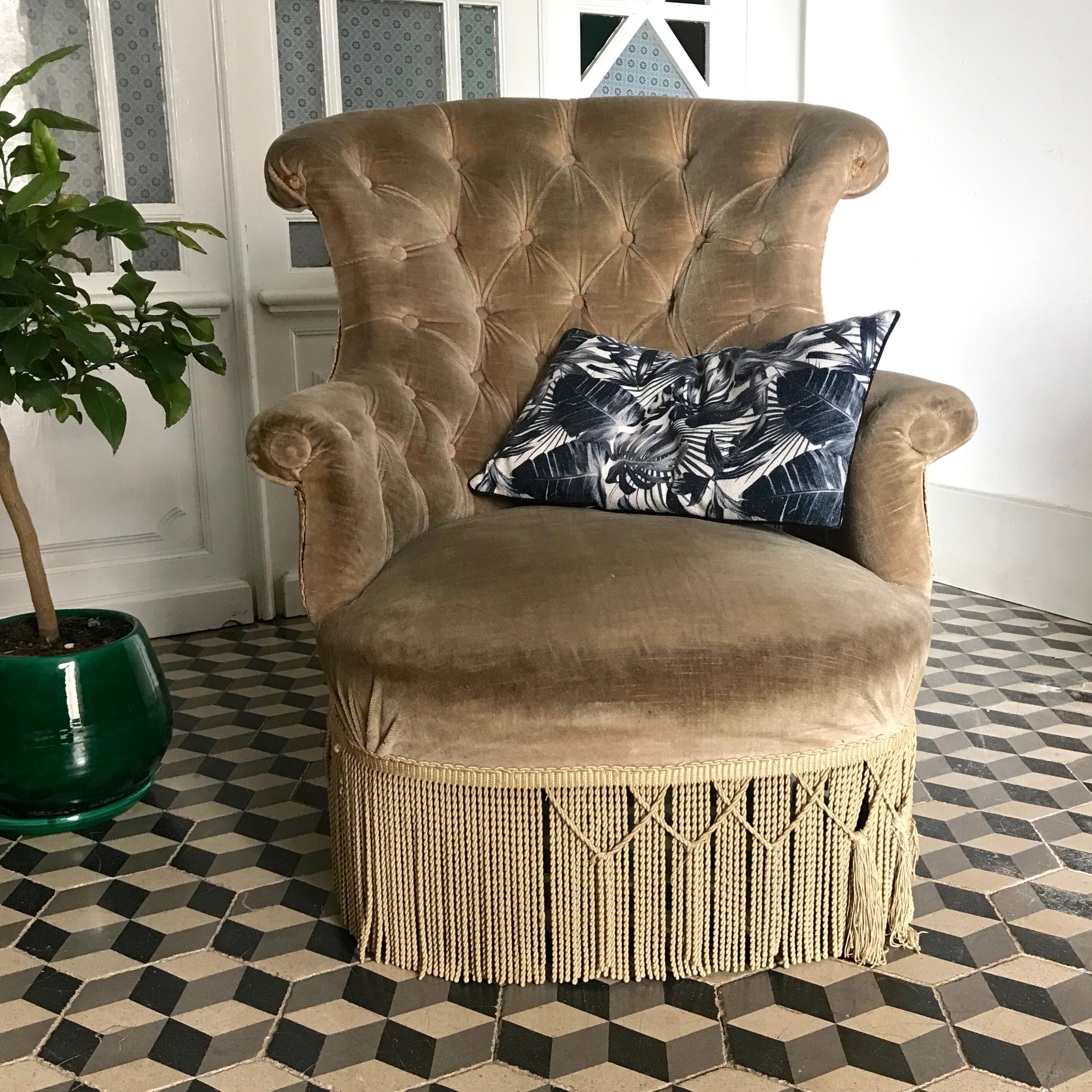 Fauteuil crapaud vert kaki capitonné