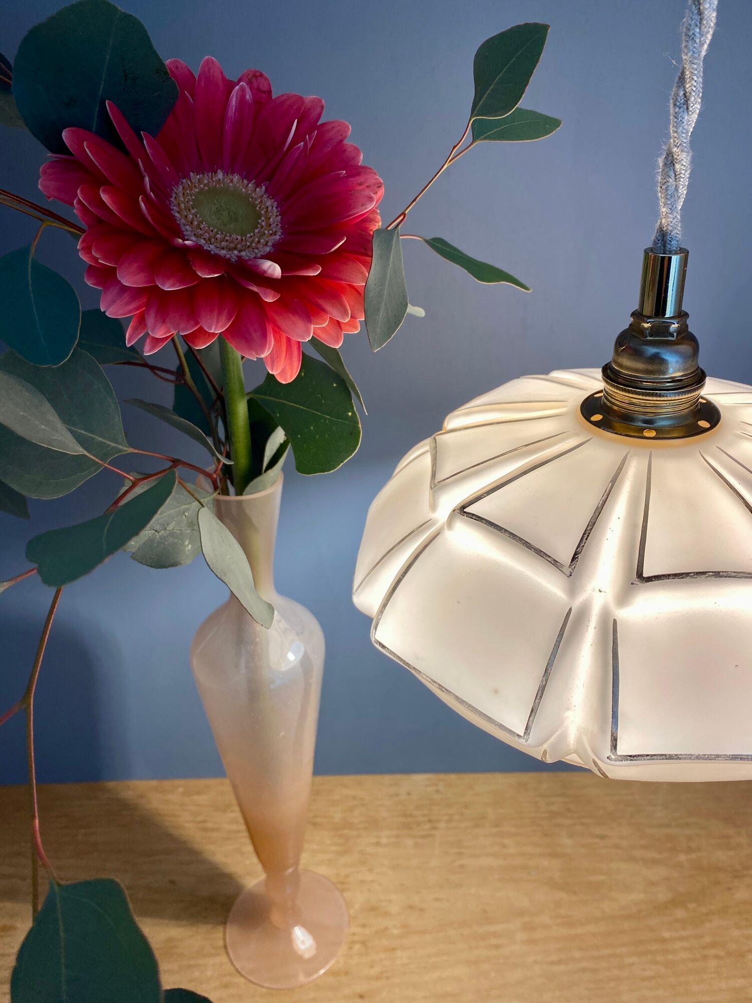 Suspension abat-jour vintage art déco en opaline rose