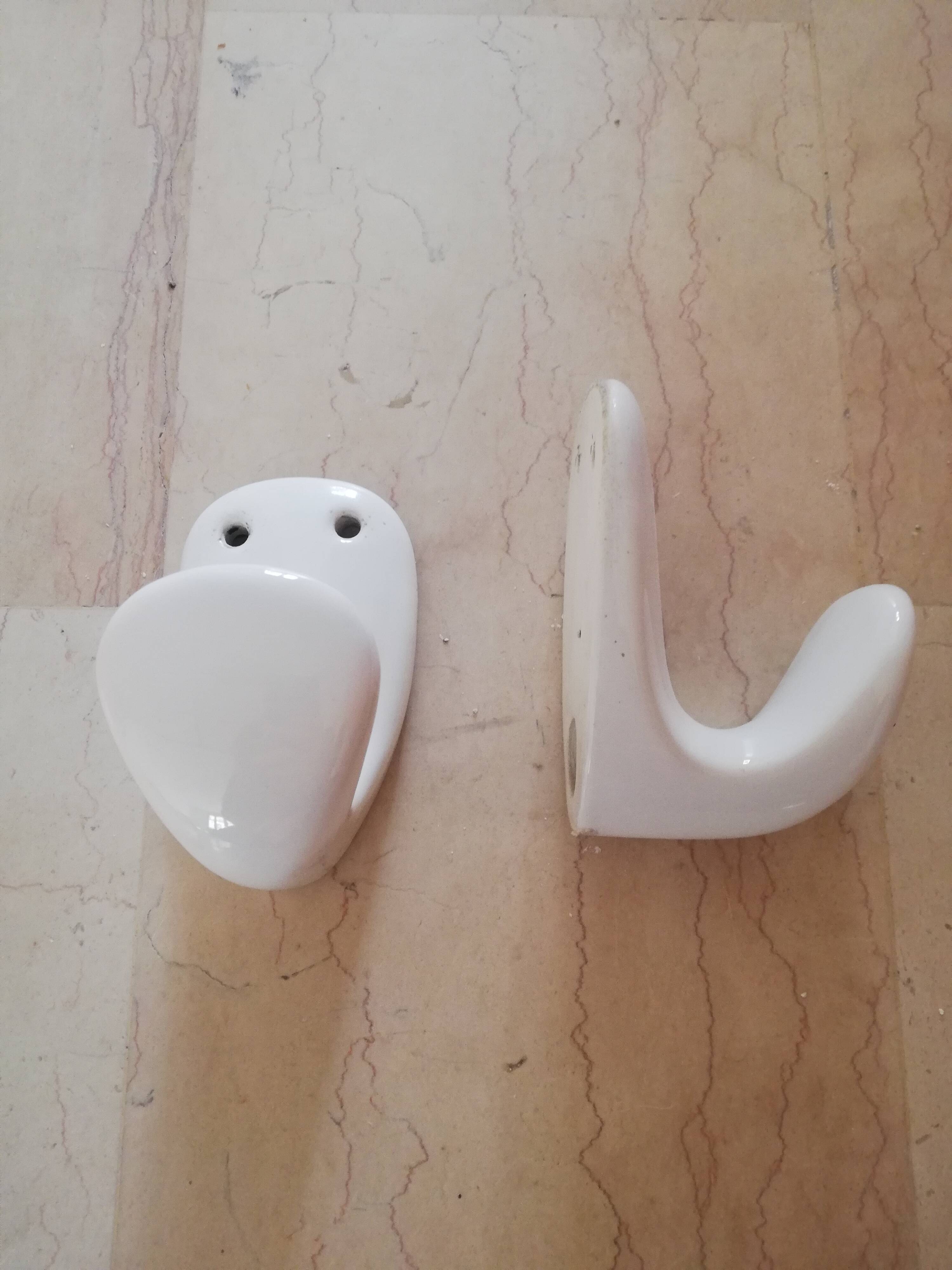 Patères en porcelaine émaillée
