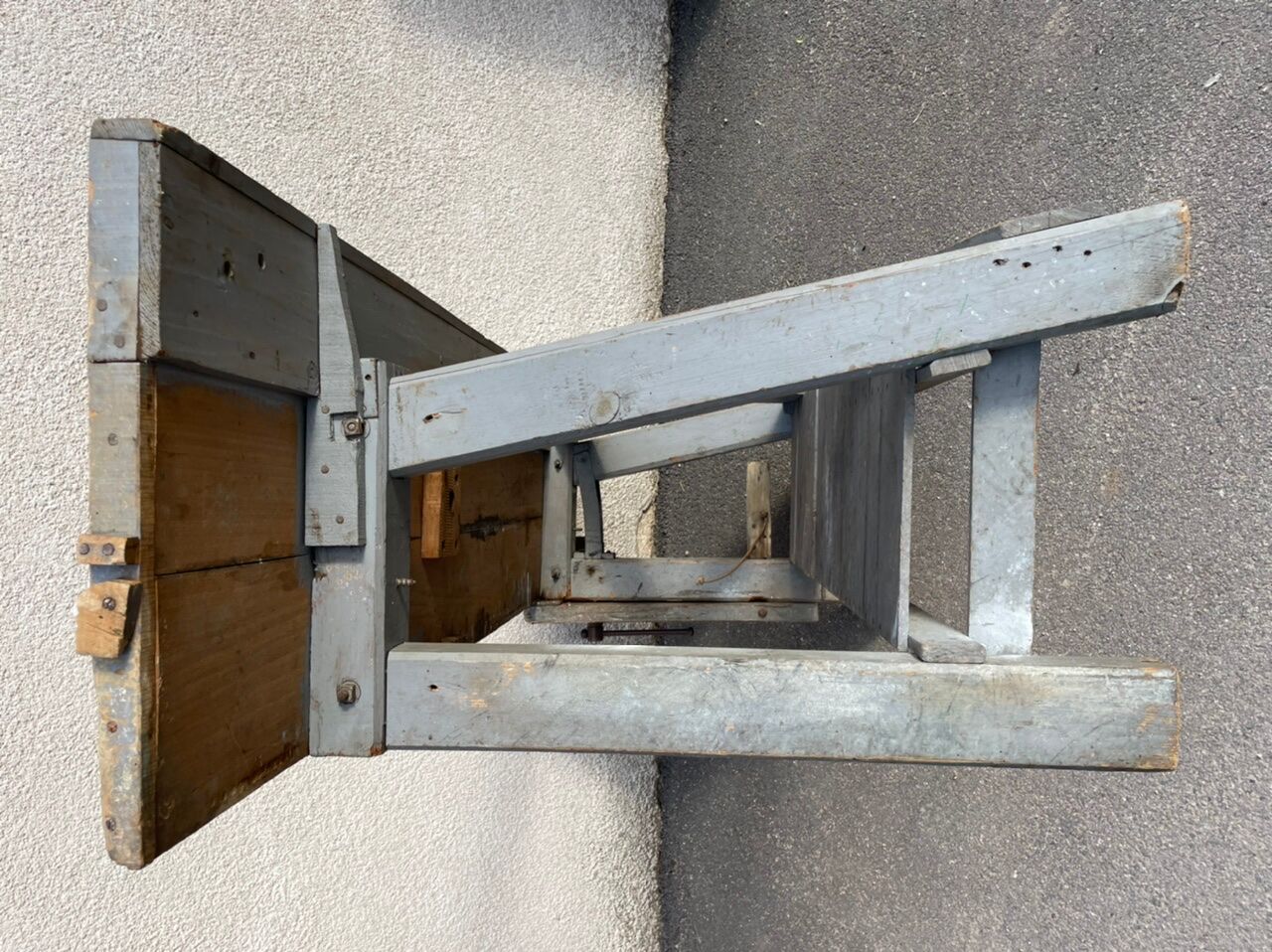 Luthier 19's grey workbench