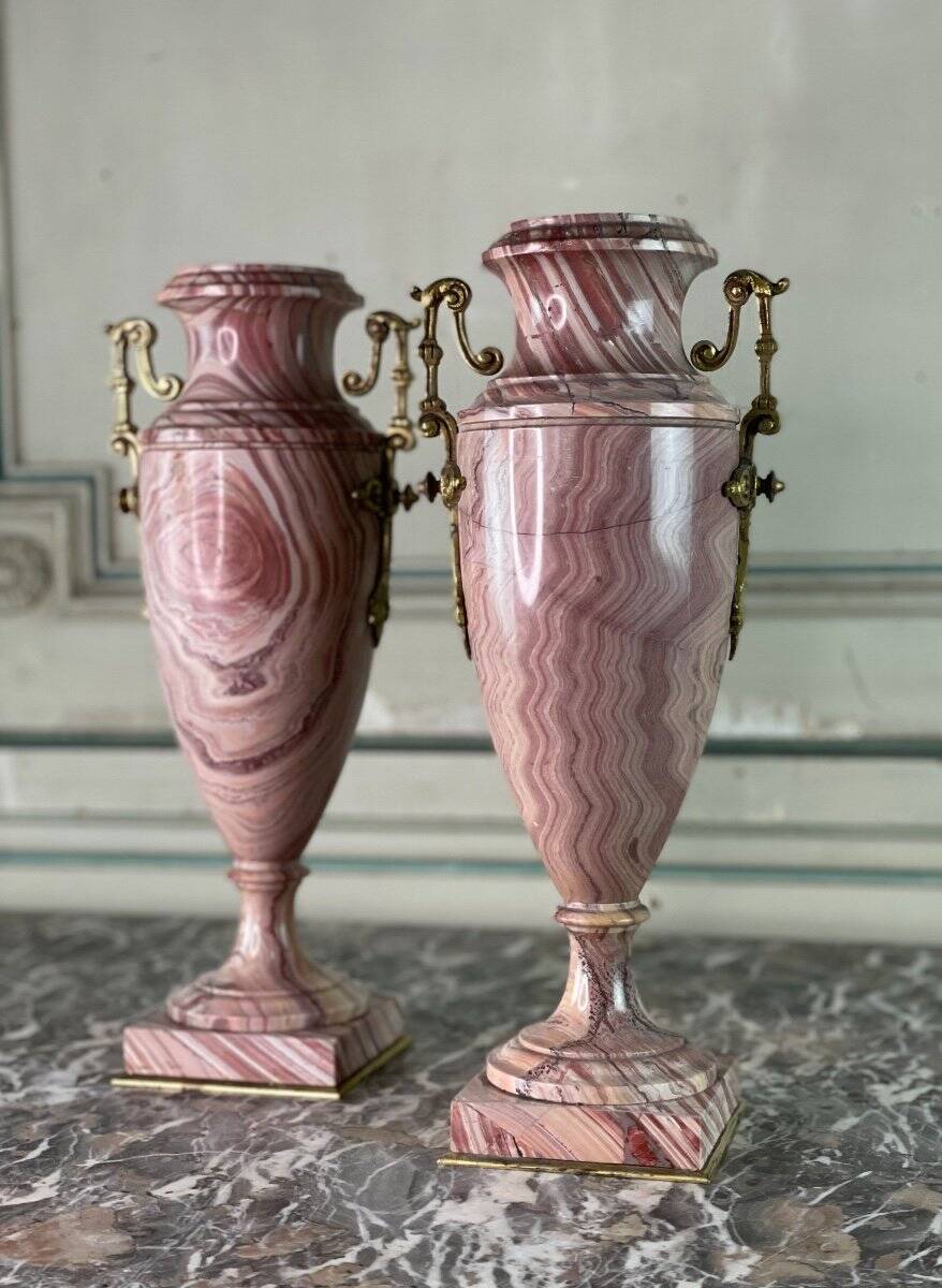 Pair of urns in pink marble and gilt bronze