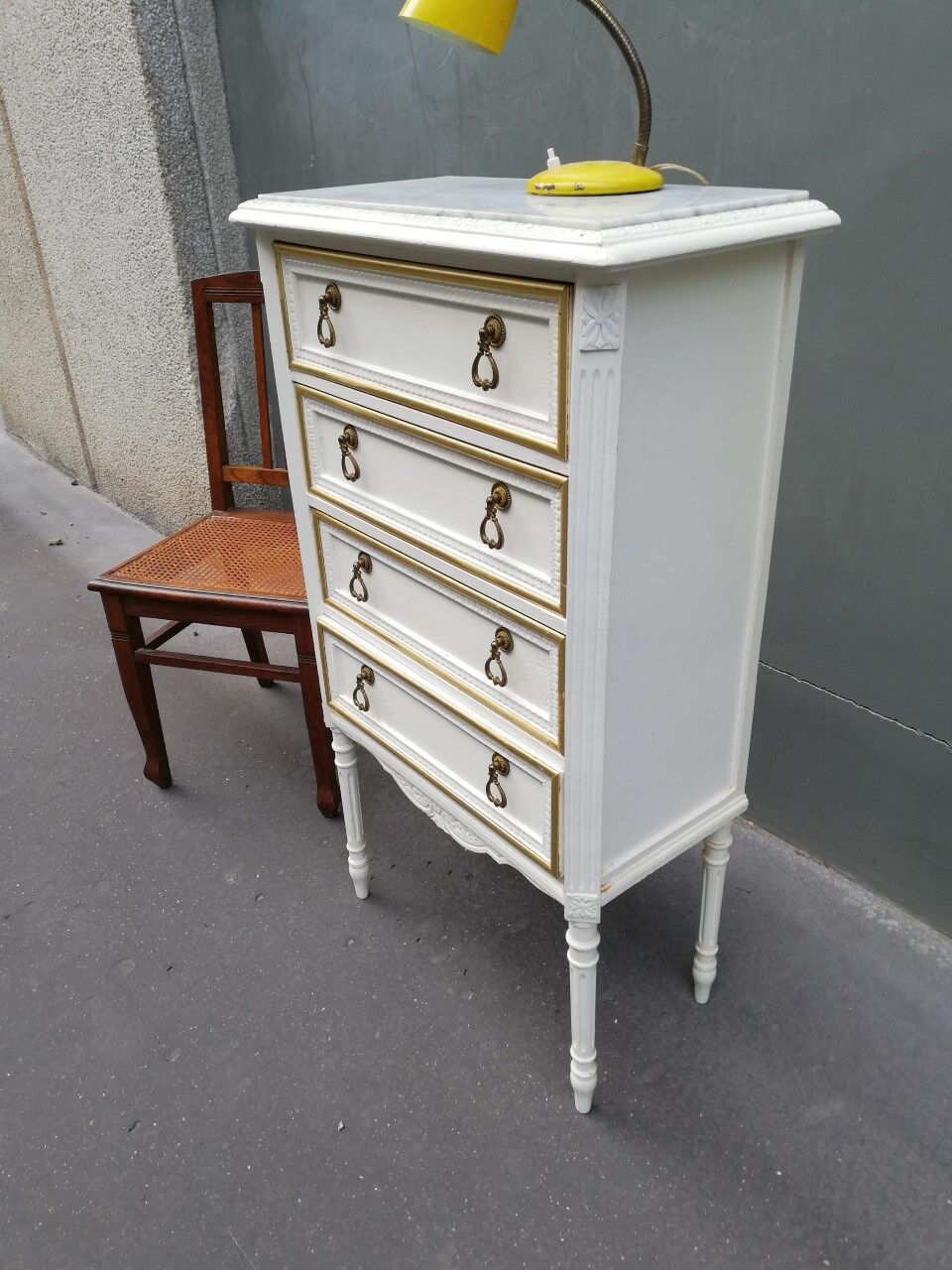 Neoclassical vertical dresser