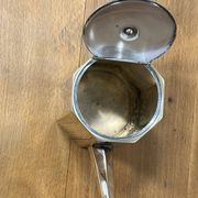 Cafetière en argent massif de style Art Déco français, octogonale, avec poignée en bois ébène, vers 1925-1935.