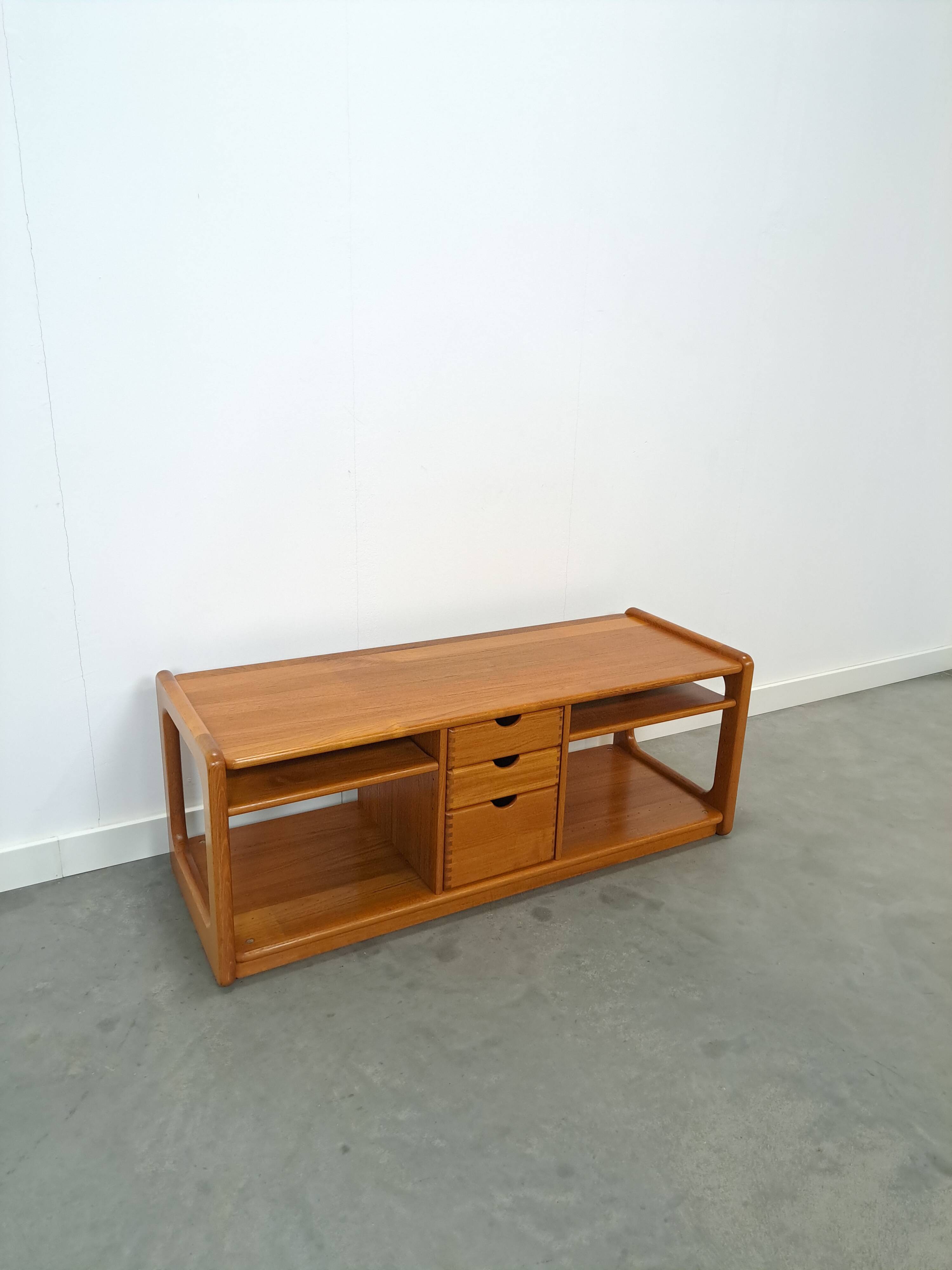Deens design teck Dyrlund cd tv meuble vintage