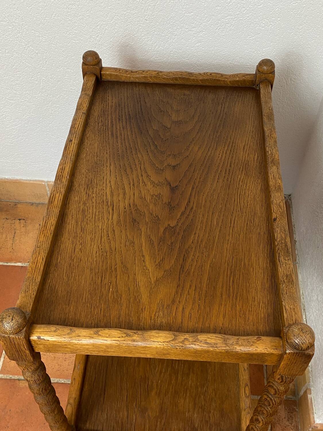 Desserte à roulettes en bois touné