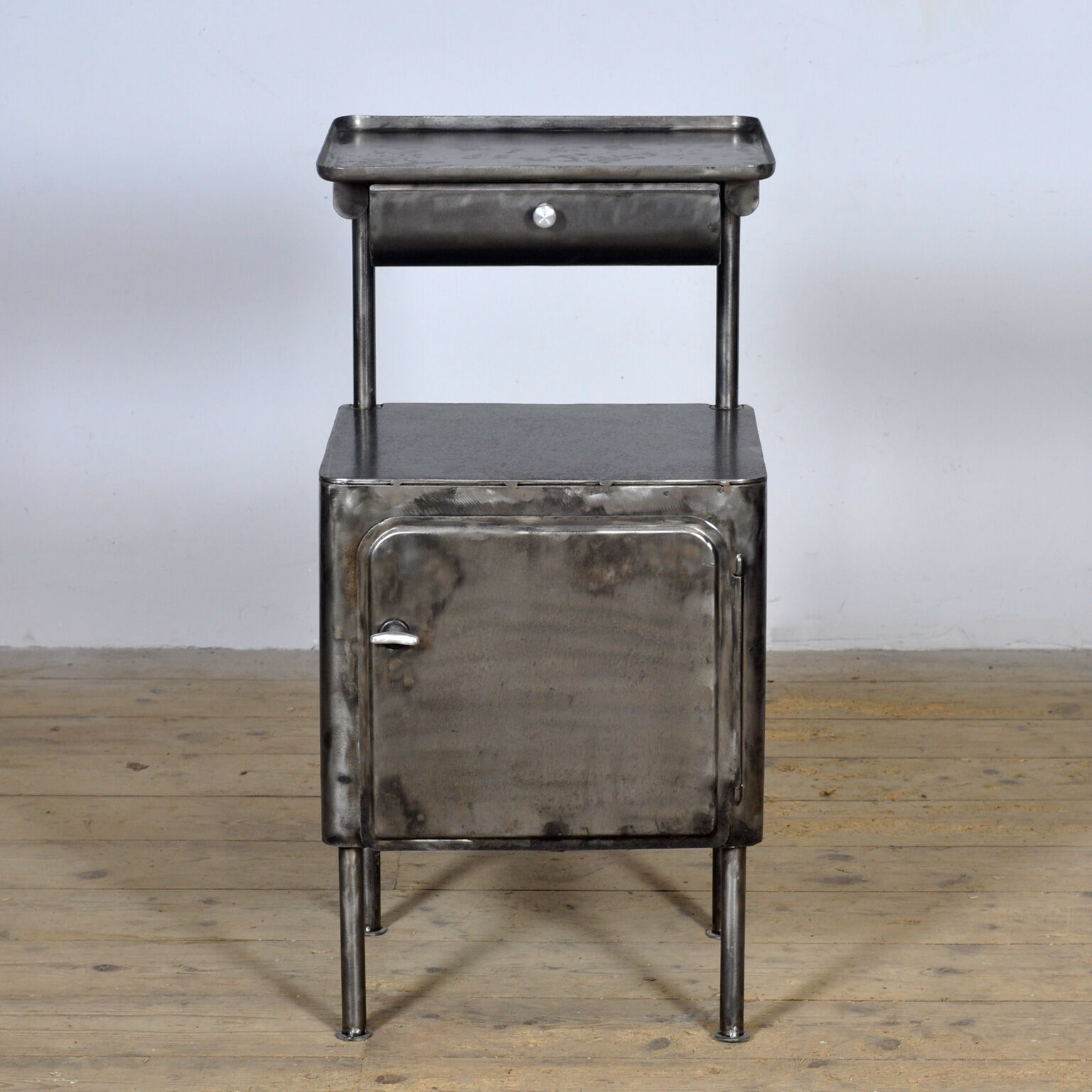 Table de nuit en fer, vers 1950