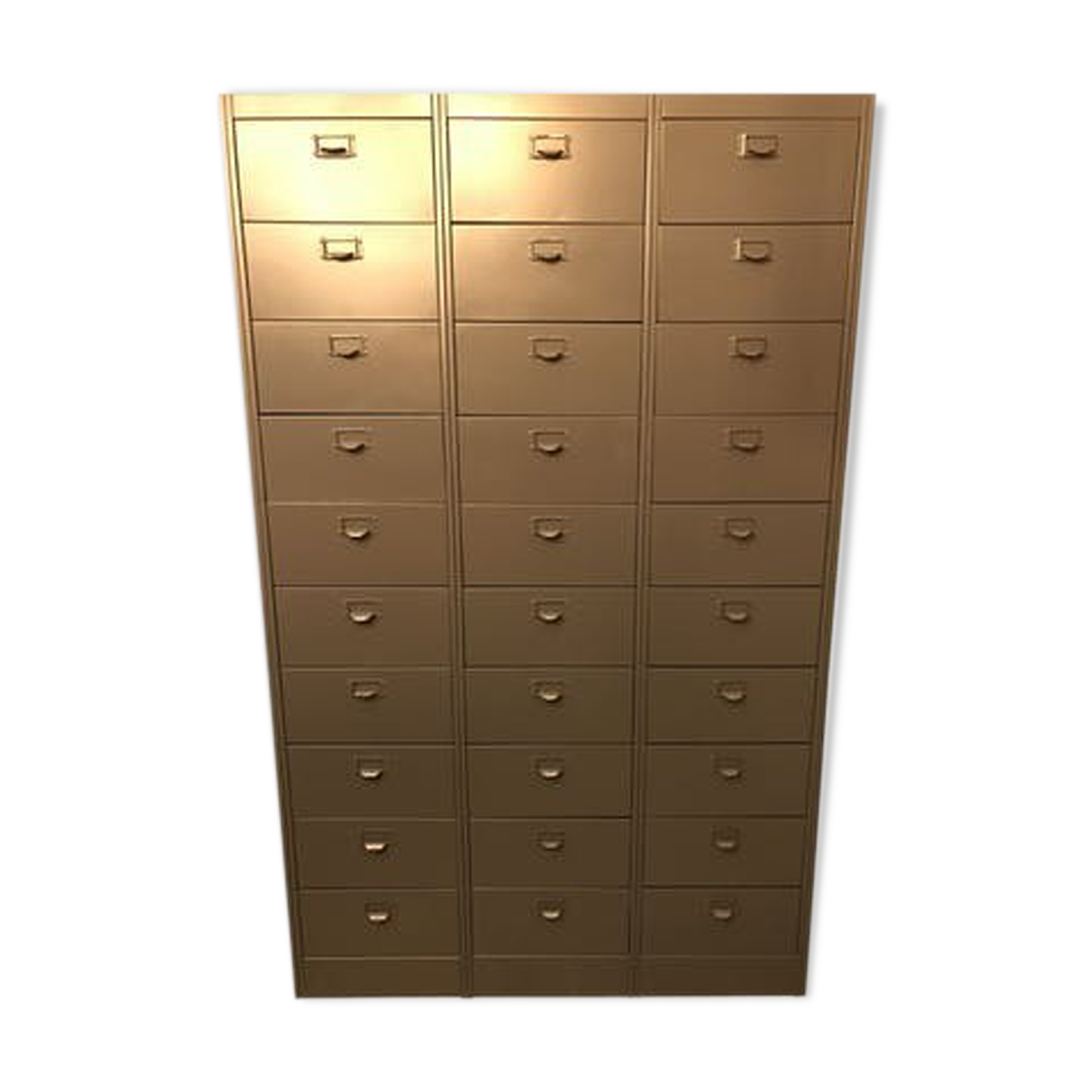 Wardrobe with metal lockers