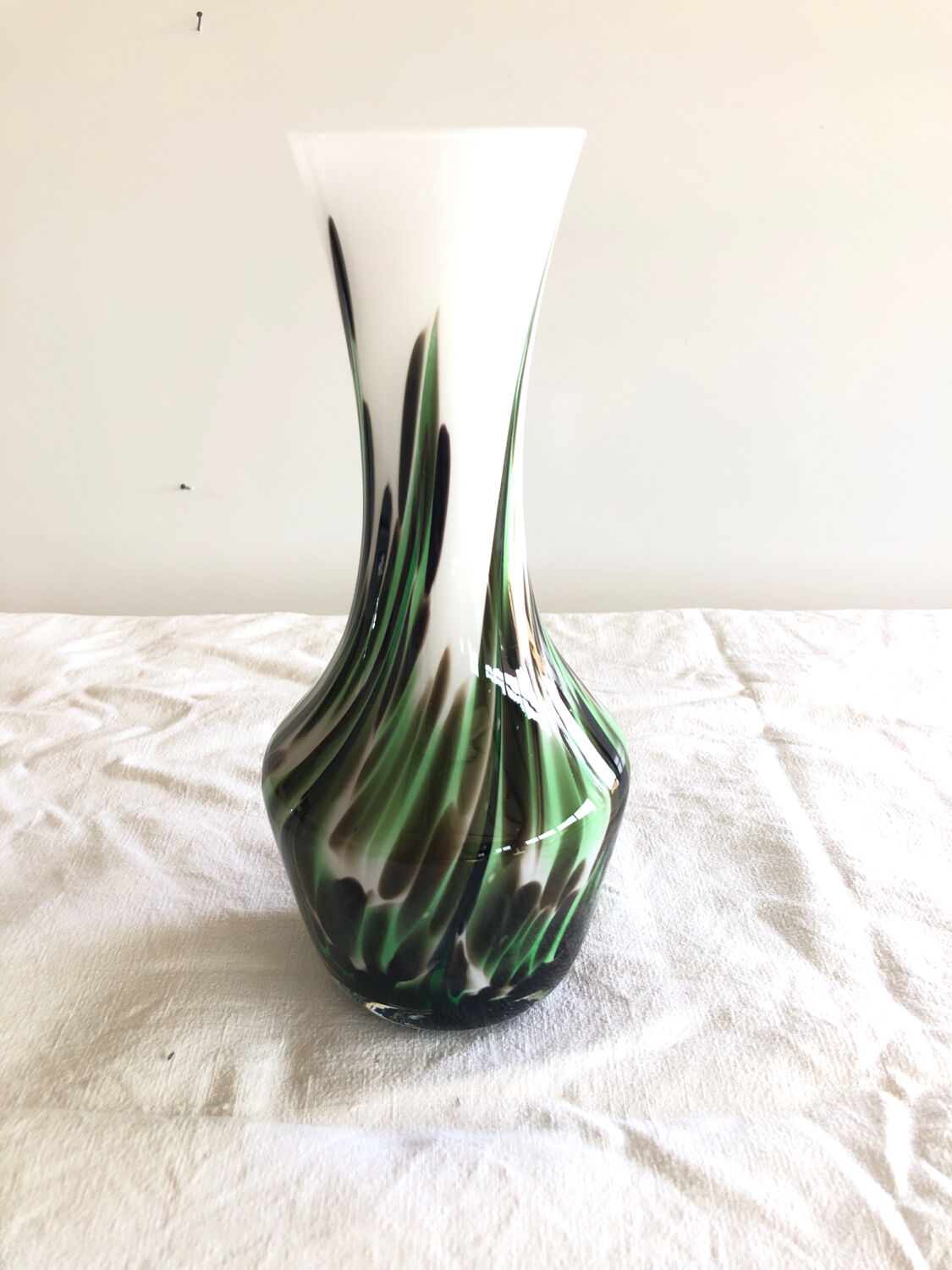 Vase vert et boanc en opaline de Florence annee 70