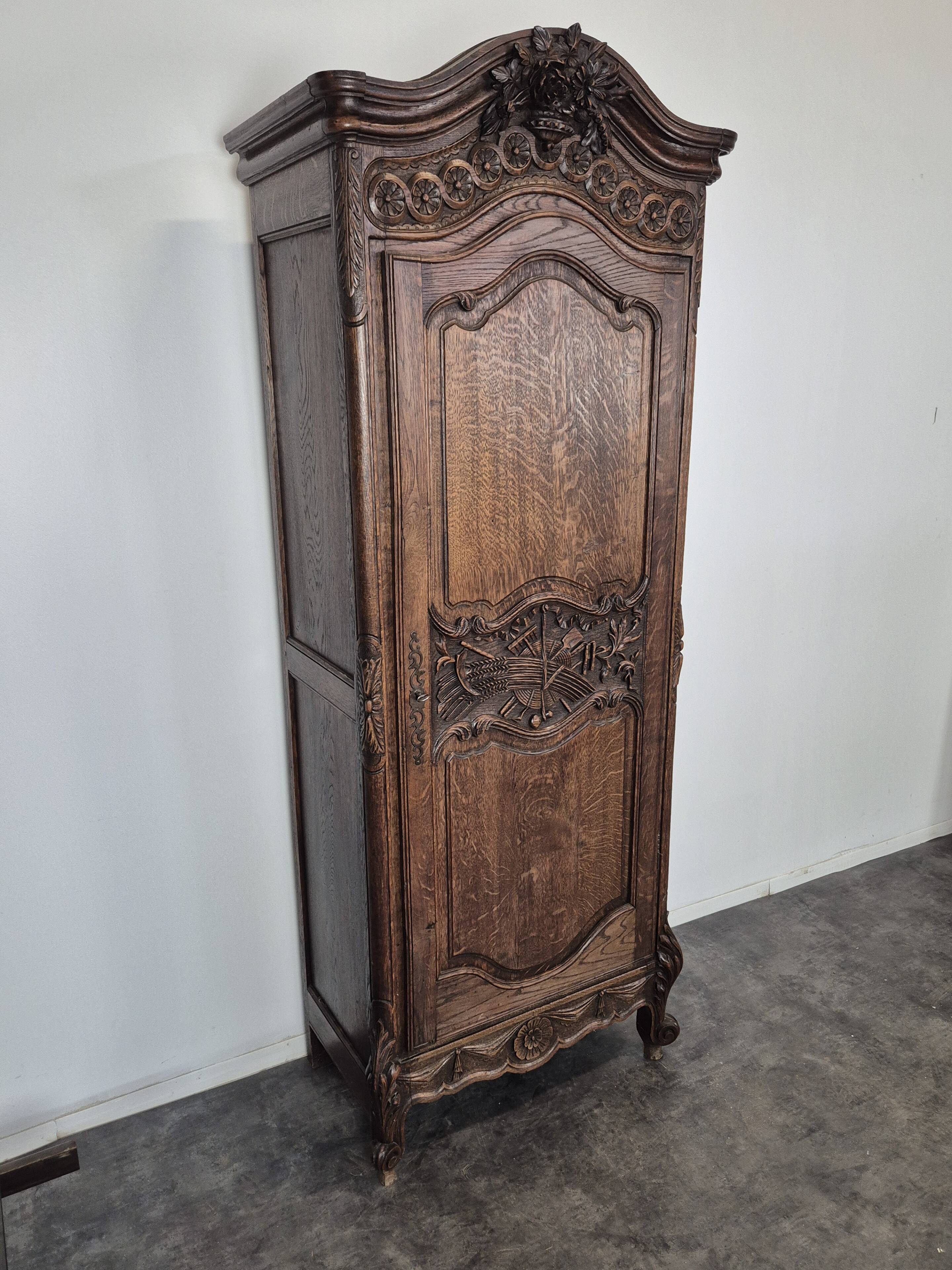 Norman bonnetière carved in solid oak