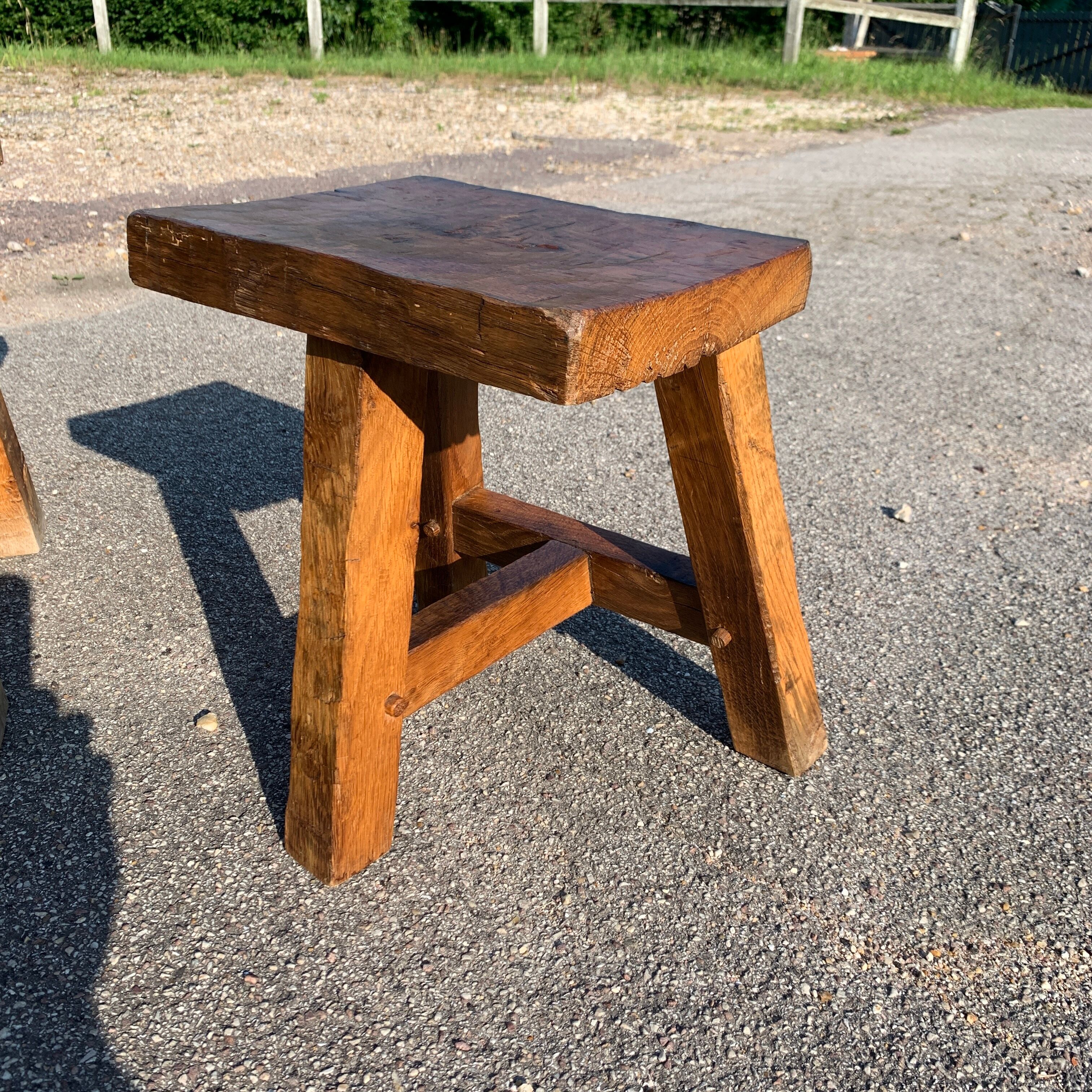 Coffee table and its brutalist style raw wood stool