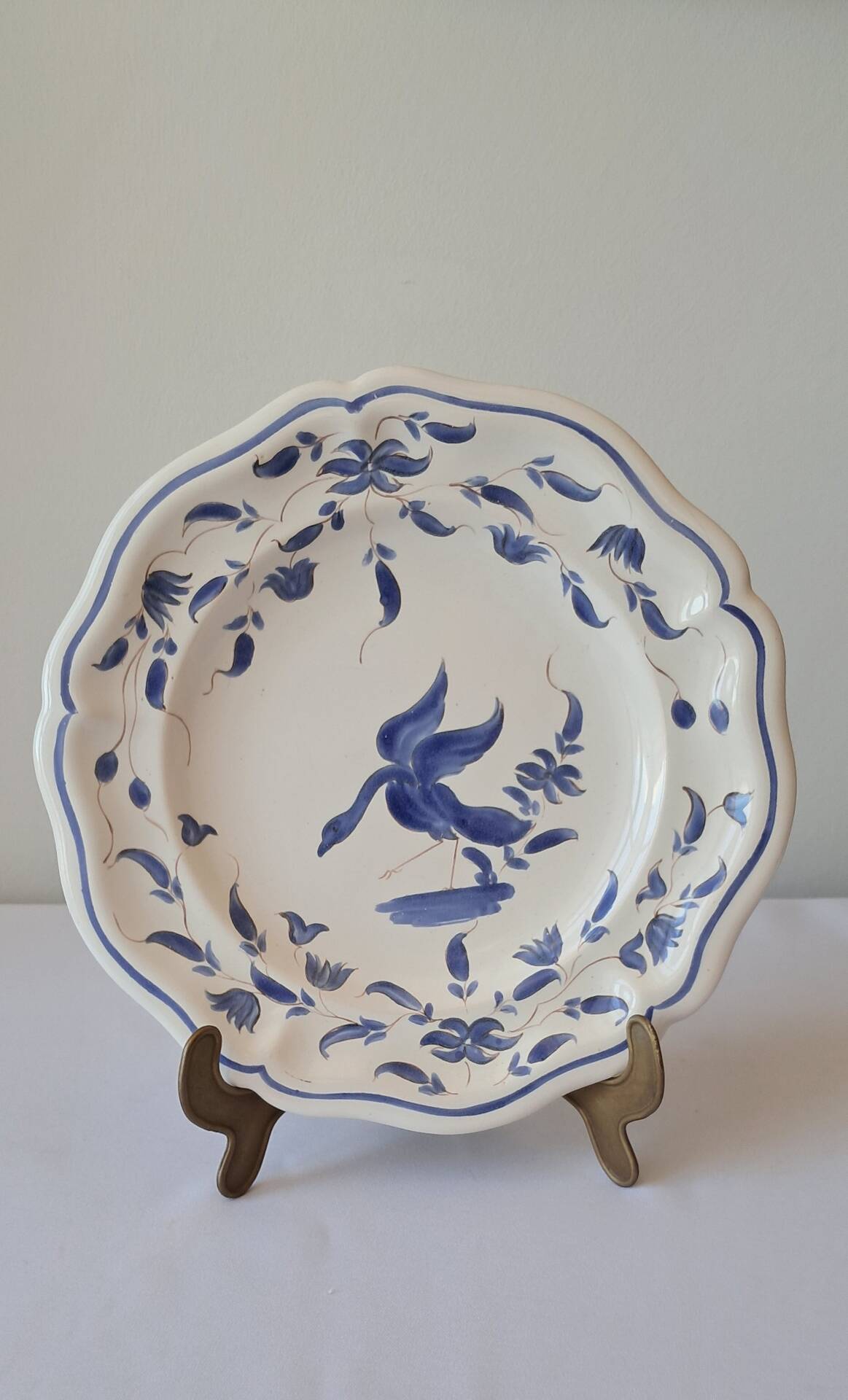 Assiette Moustiers. Décor bleu peint à la main