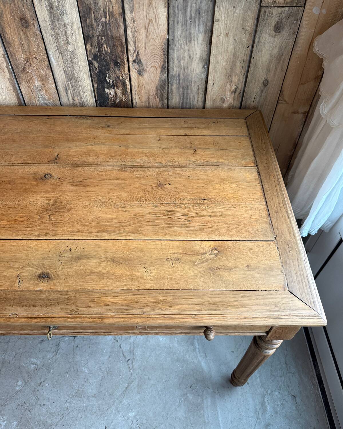 Large desk with turned legs in solid oak (renovated)