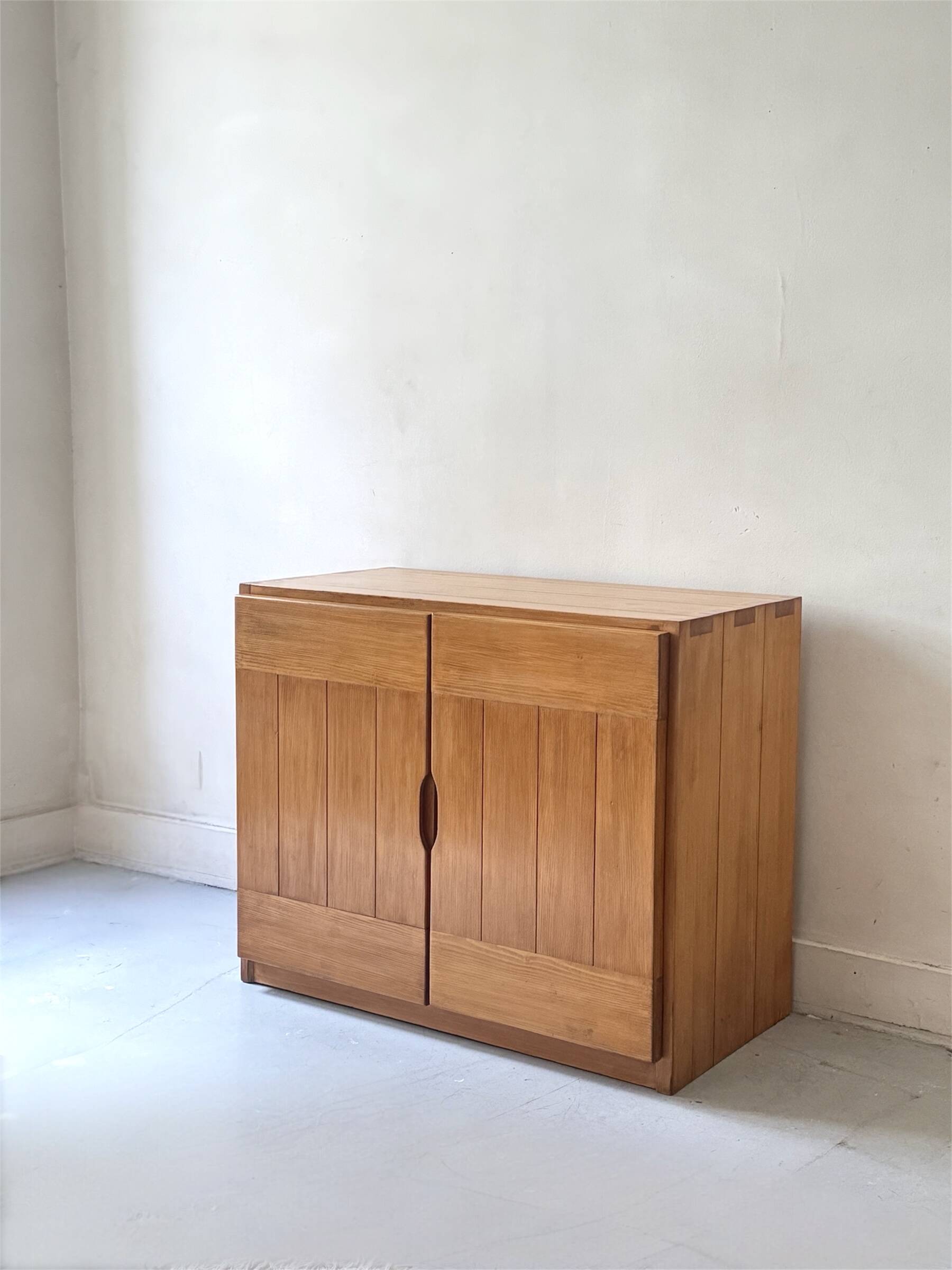 Buffet design en bois orme & pin collection Savoie, Maison Regain 1970