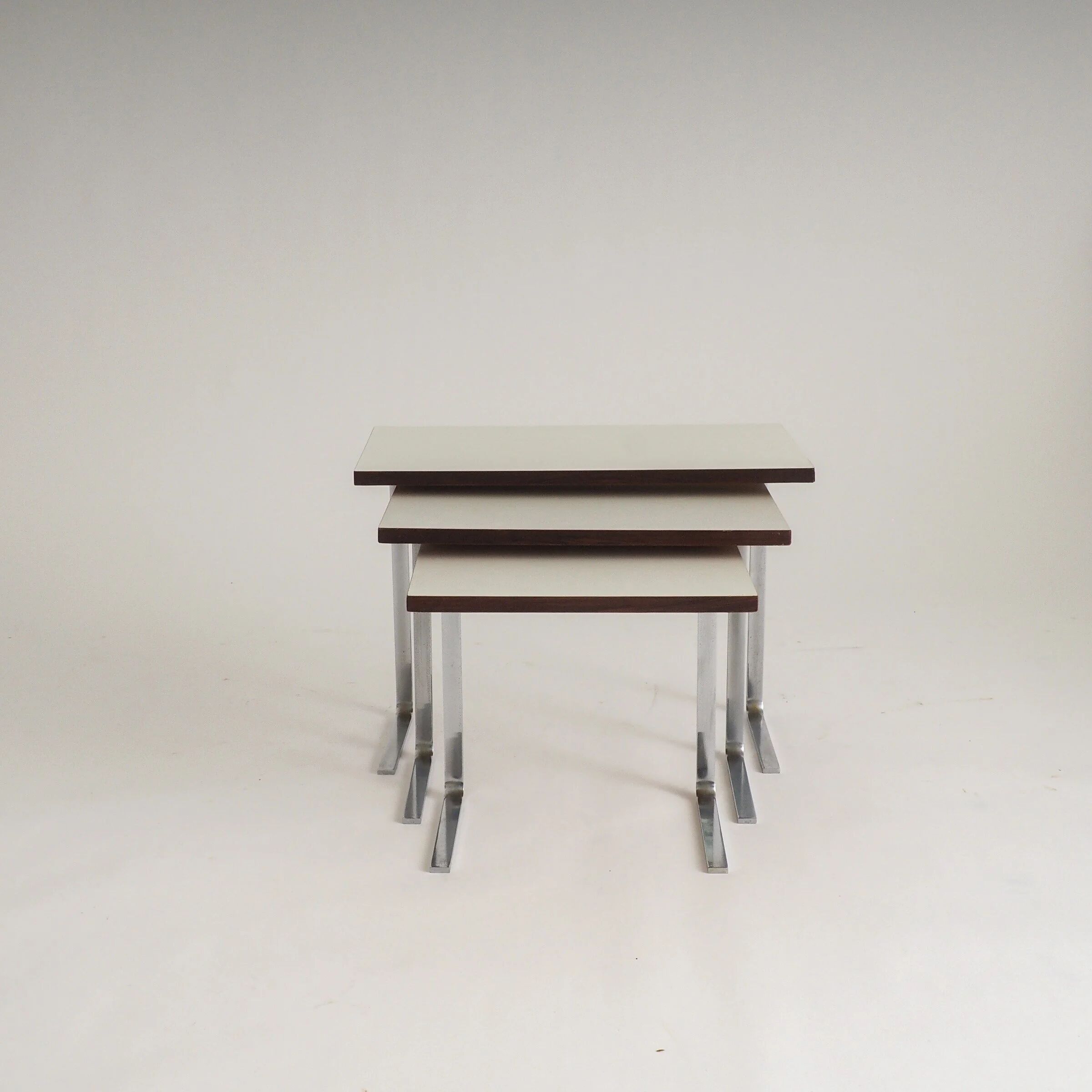 Set of 3 minimalistic nesting side tables