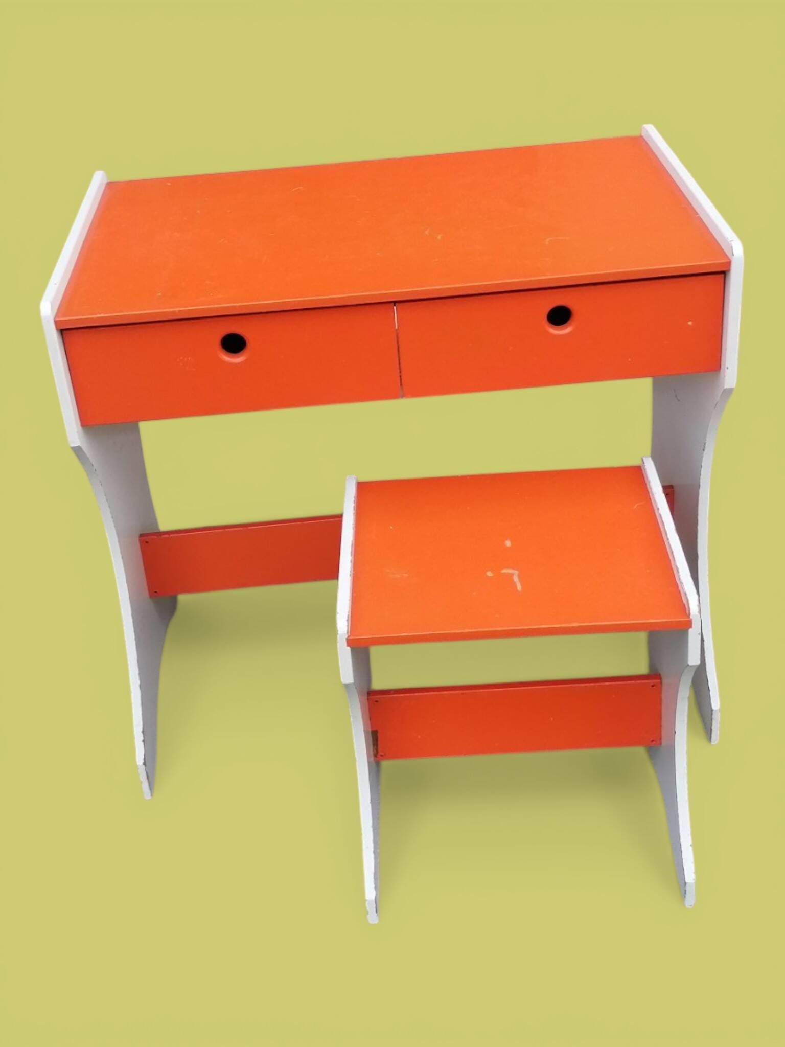 Bureau et tabouret d'écolier en bois peint orange - Années 1950 - 1970.
