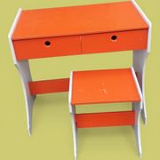 Bureau et tabouret d'écolier en bois peint orange - Années 1950 - 1970.