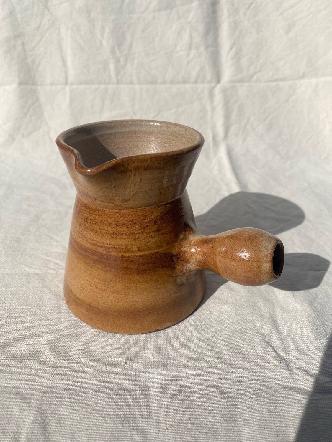 Small stoneware pitcher / saucier