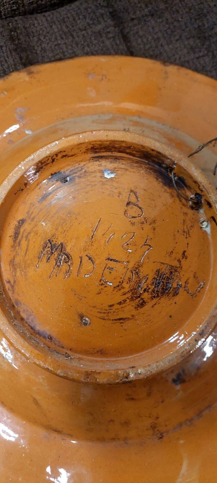 Ceramic plate with graffito stylised birds in the Pesaro Faenza style, early 1900s.