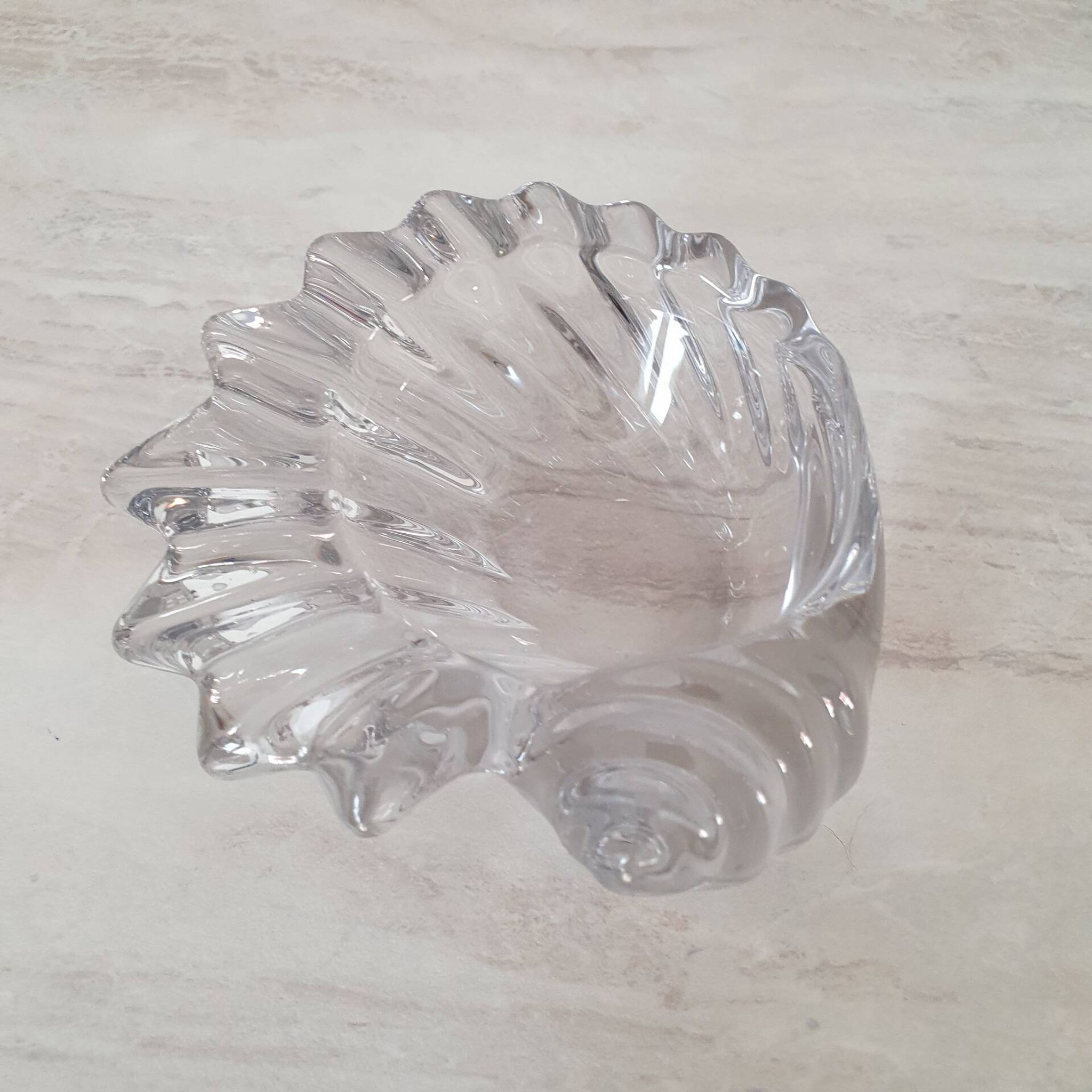Shell-shaped glass pocket tray