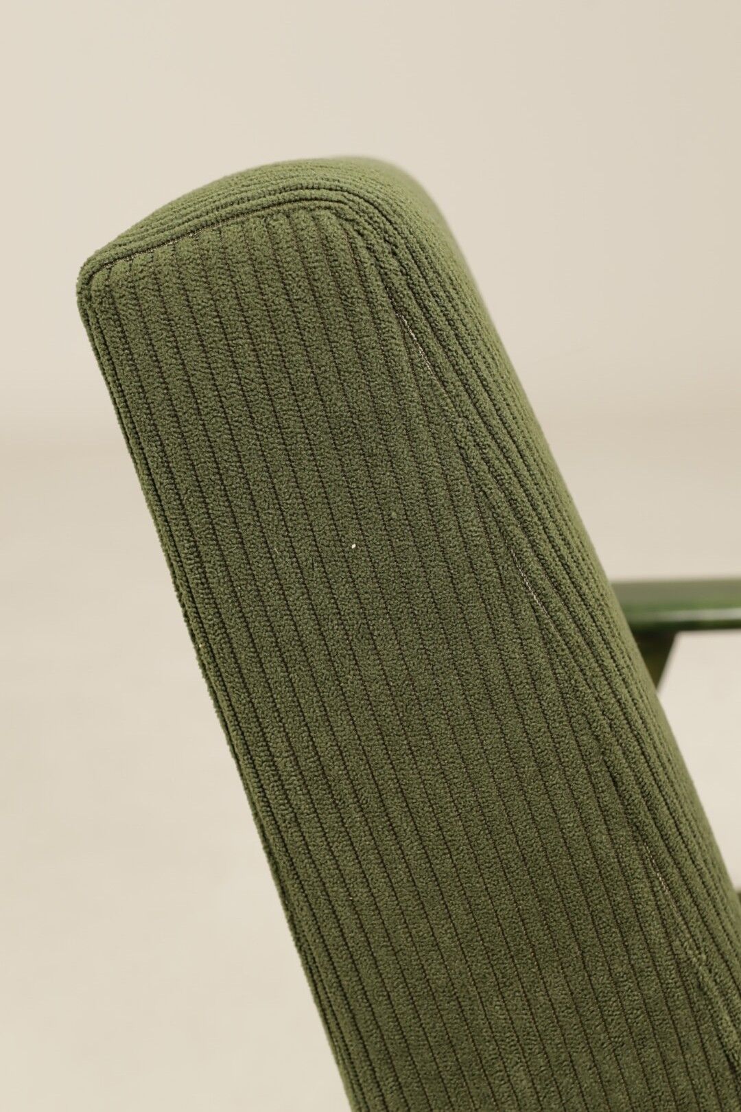 Fauteuil vintage en velours côtelé vert olive, bois vert