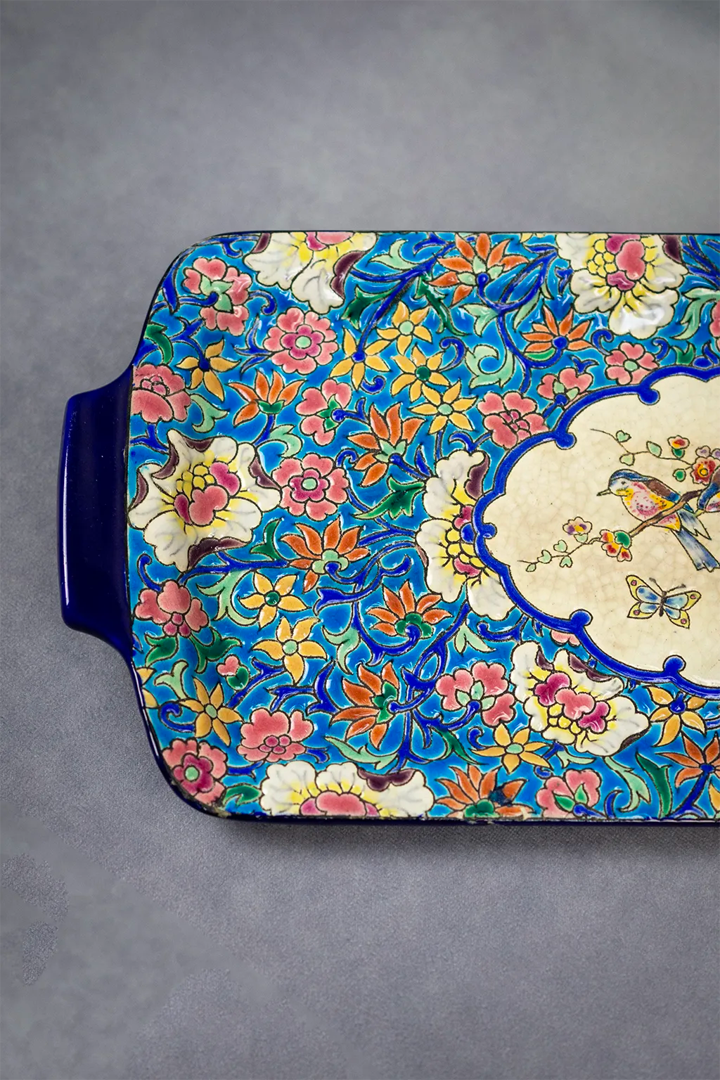 Plat à cake Longwy, décor floral et médaillon d’oiseaux, début XXème