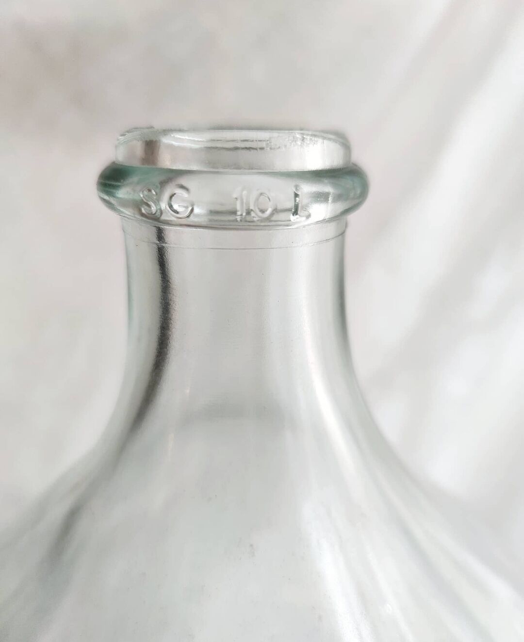 Demijohn 10 liters in molded glass H 35 cm and D 26 cm