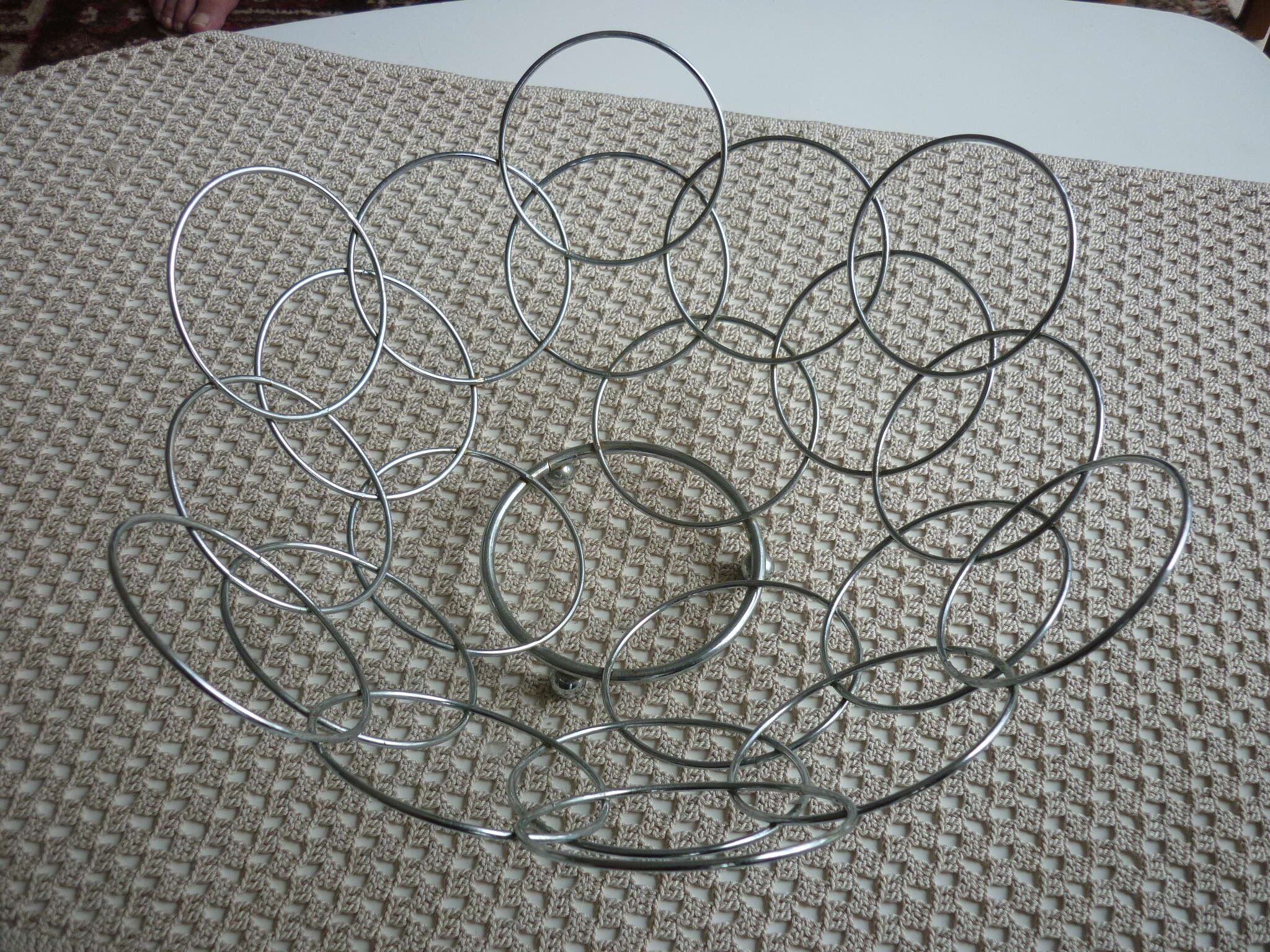 Fruit cut basket made of metal wire, ball feet