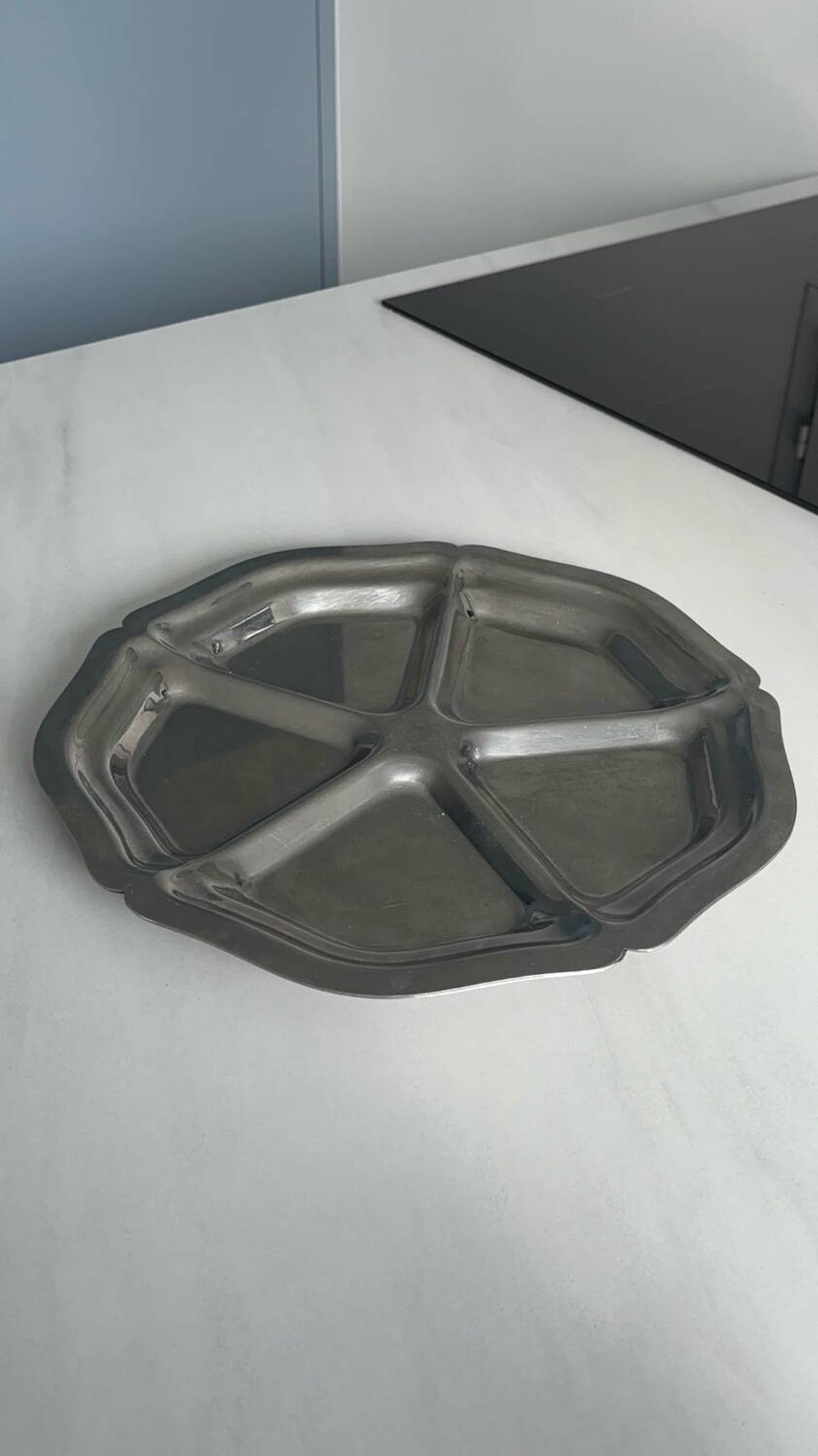 Plateau rond compartimenté en inox – Plateau de service vintage design