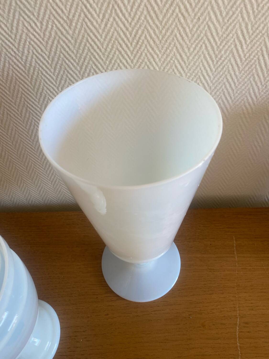Vase et bonbonnière vintage en opaline blanche