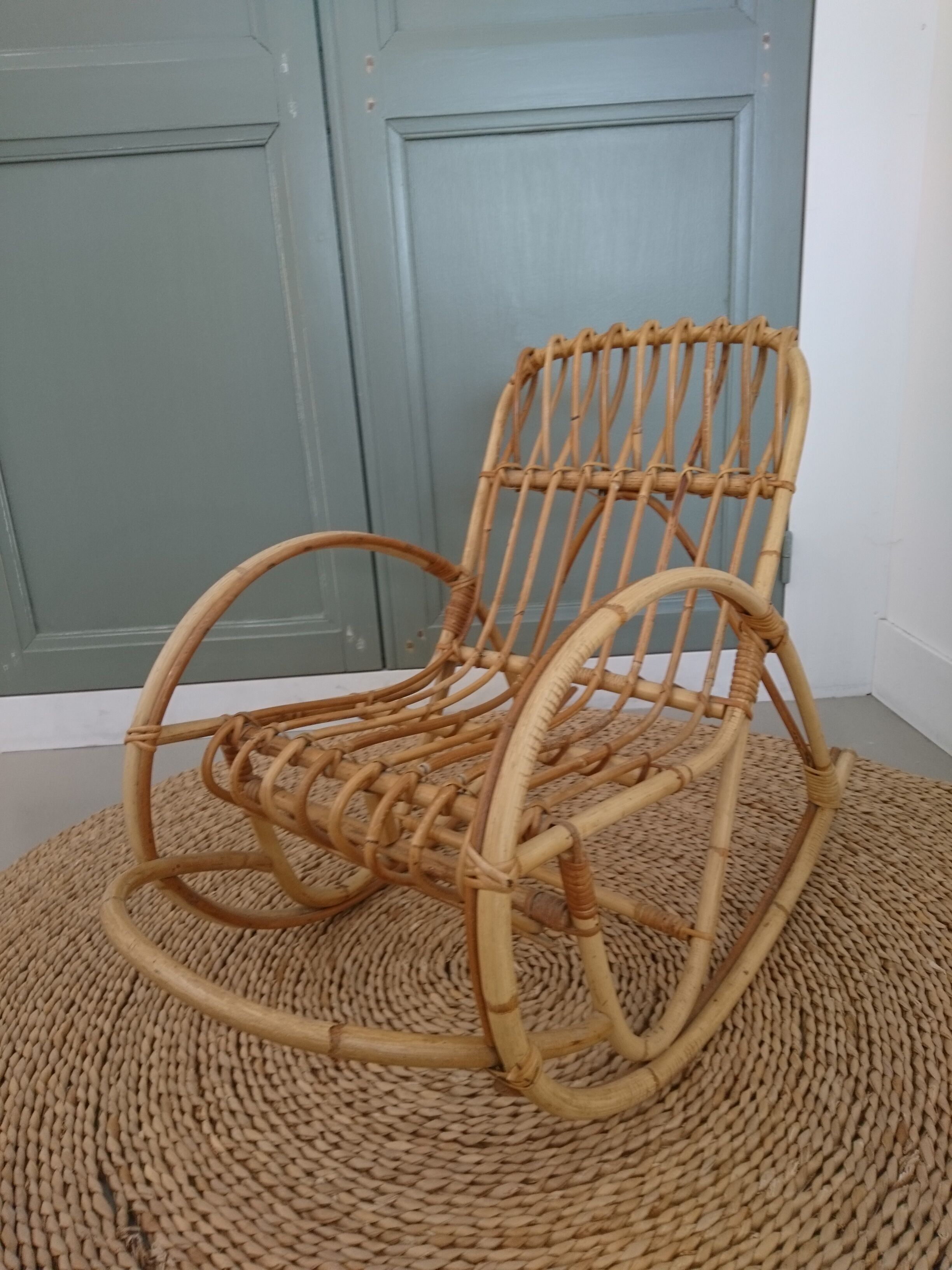 Fauteuil à bascule en rotin