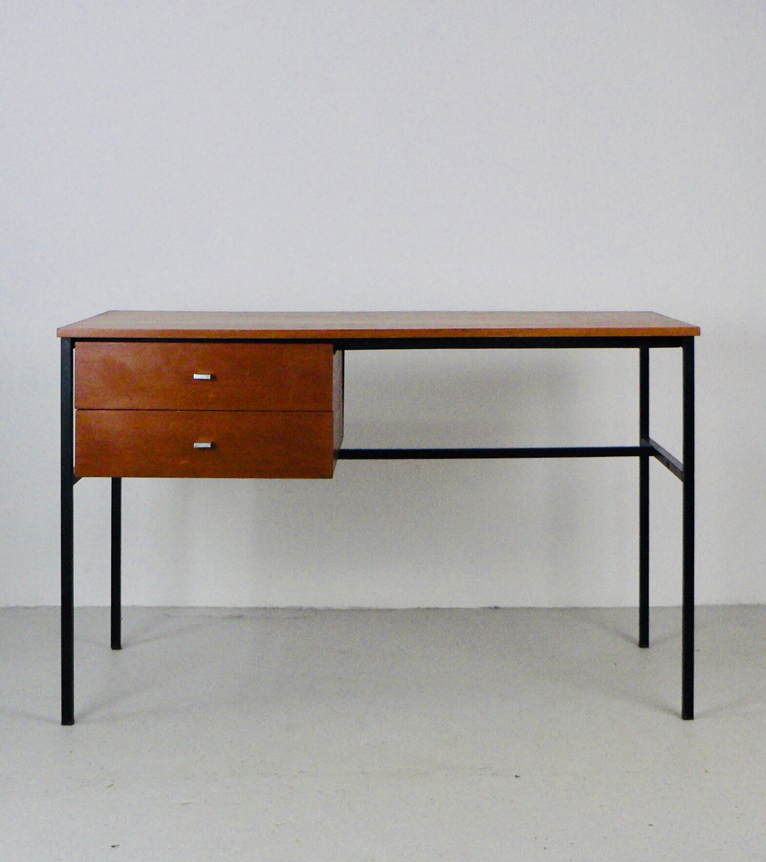 A “student” office by Pierre Guariche for Meurop