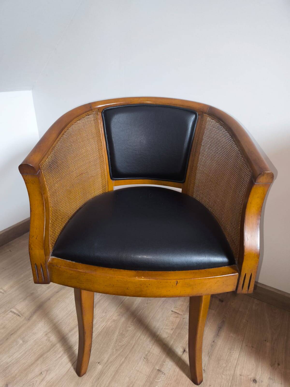 Swivel office chair