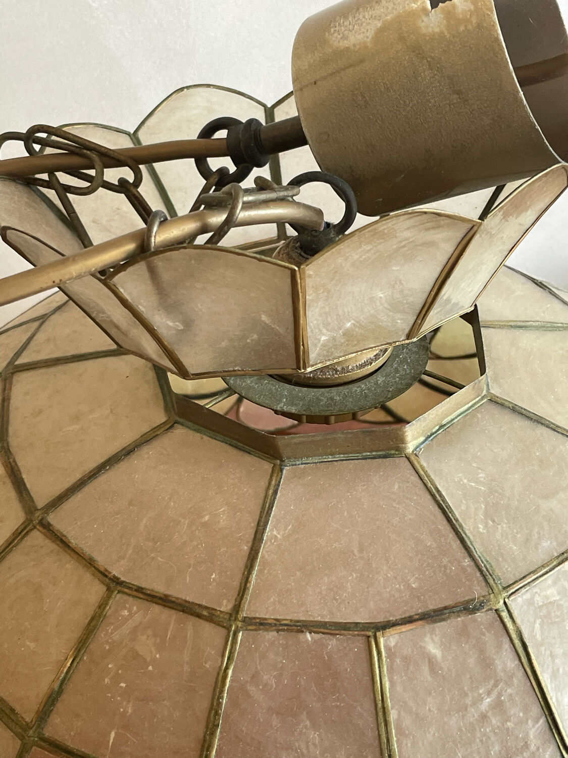 Mother-of-pearl and brass suspension