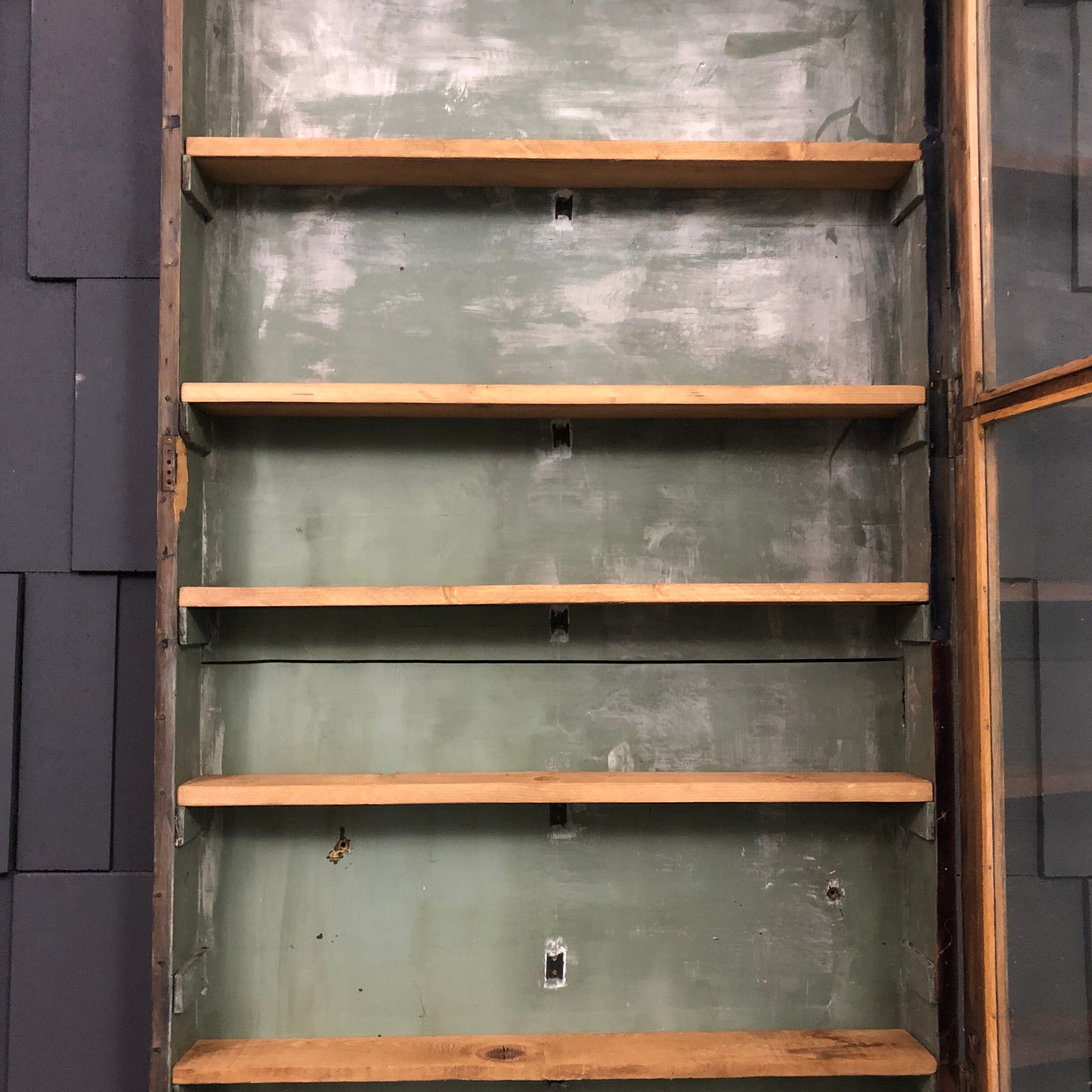 Ancienne vitrine de commerce en bois