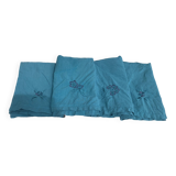 4 serviettes en lin blanc, teintées émeraude, brodées de fleurs et monogrammées, GM anciennes