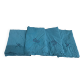 4 serviettes en lin blanc, teintées émeraude, brodées de fleurs et monogrammées, GM anciennes