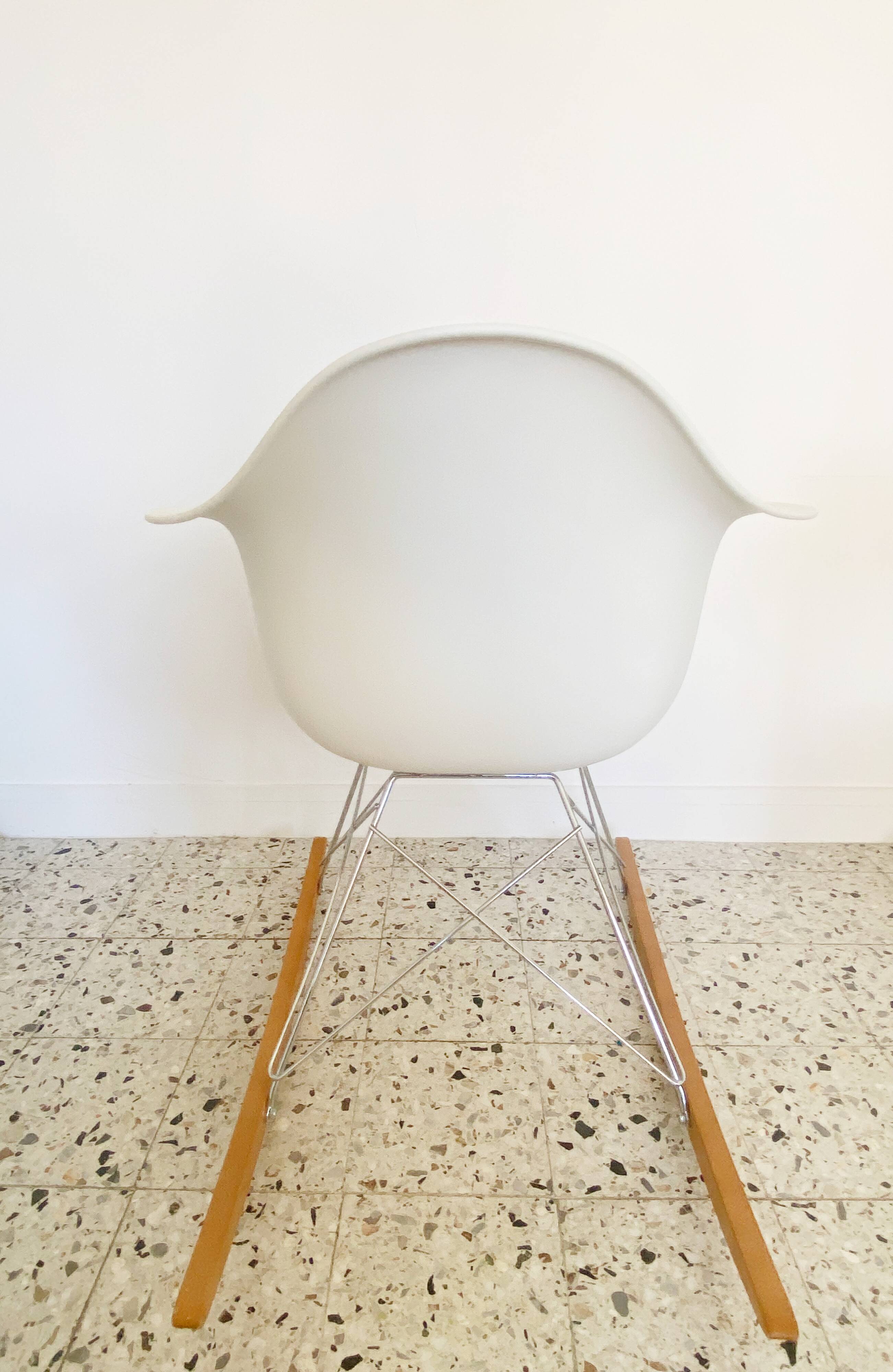 Eames Plastic Armchair RE RAR rocking chair