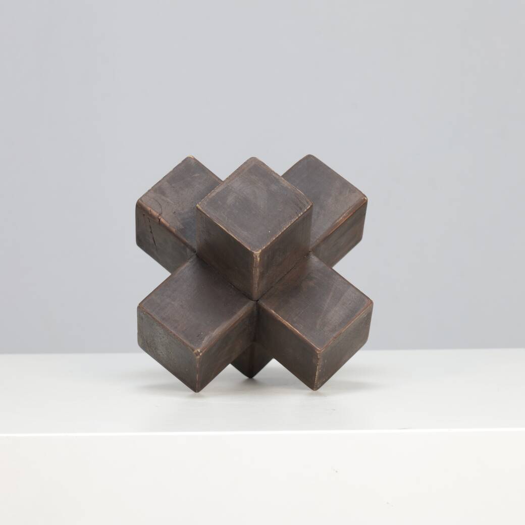 Handmade geometric wooden sculpture in cross form, 1970s – Brutalist constructivist abstraction