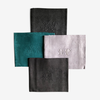 Lot de quatre serviettes anciennes damassées et monogrammées, teintées coloris multiples