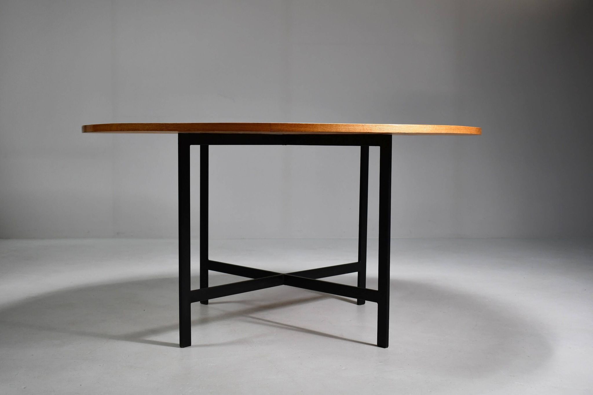 Table à manger ronde par Olle Pira. Années 1970, Suède.