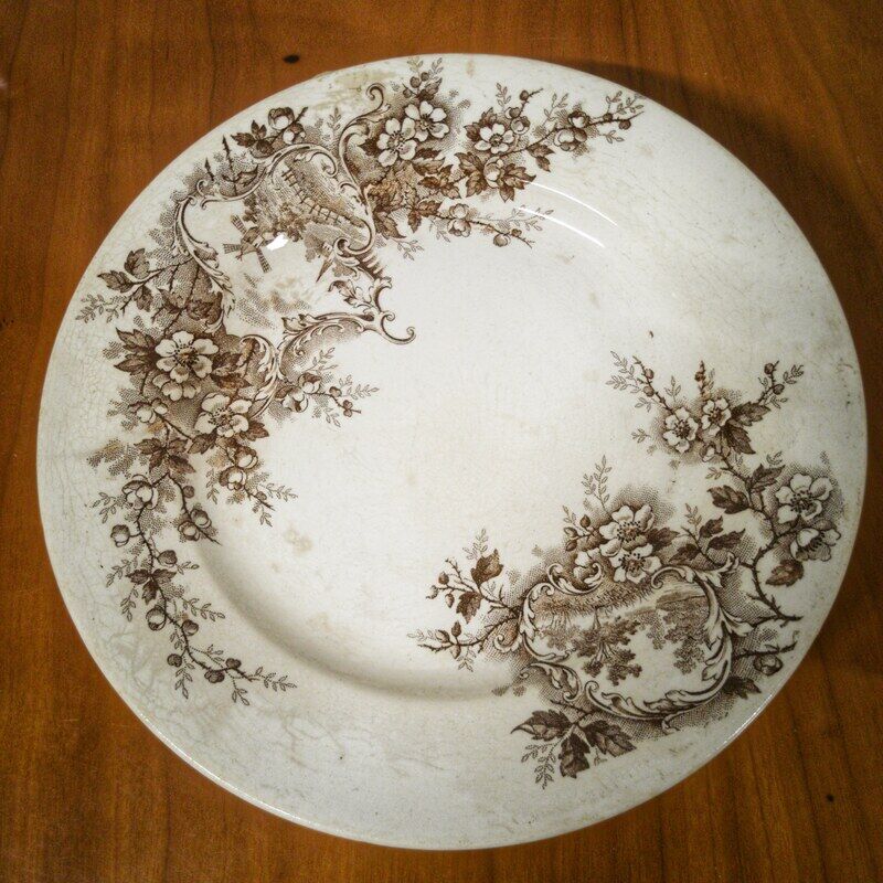 Assiette sur piedouche terre de fer - Décor Pompadour