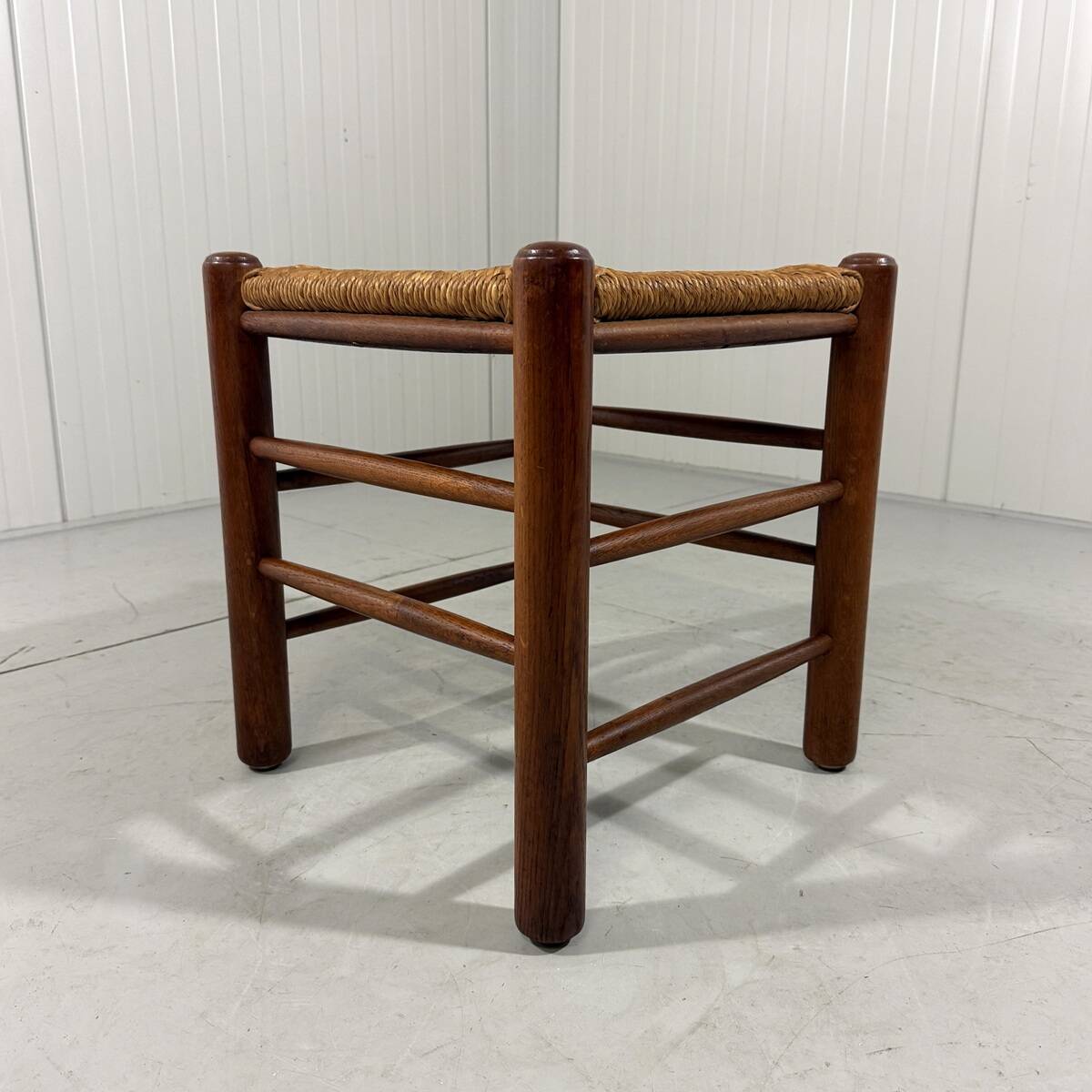 Tabouret en chêne avec assise en paille des années 1950-60.